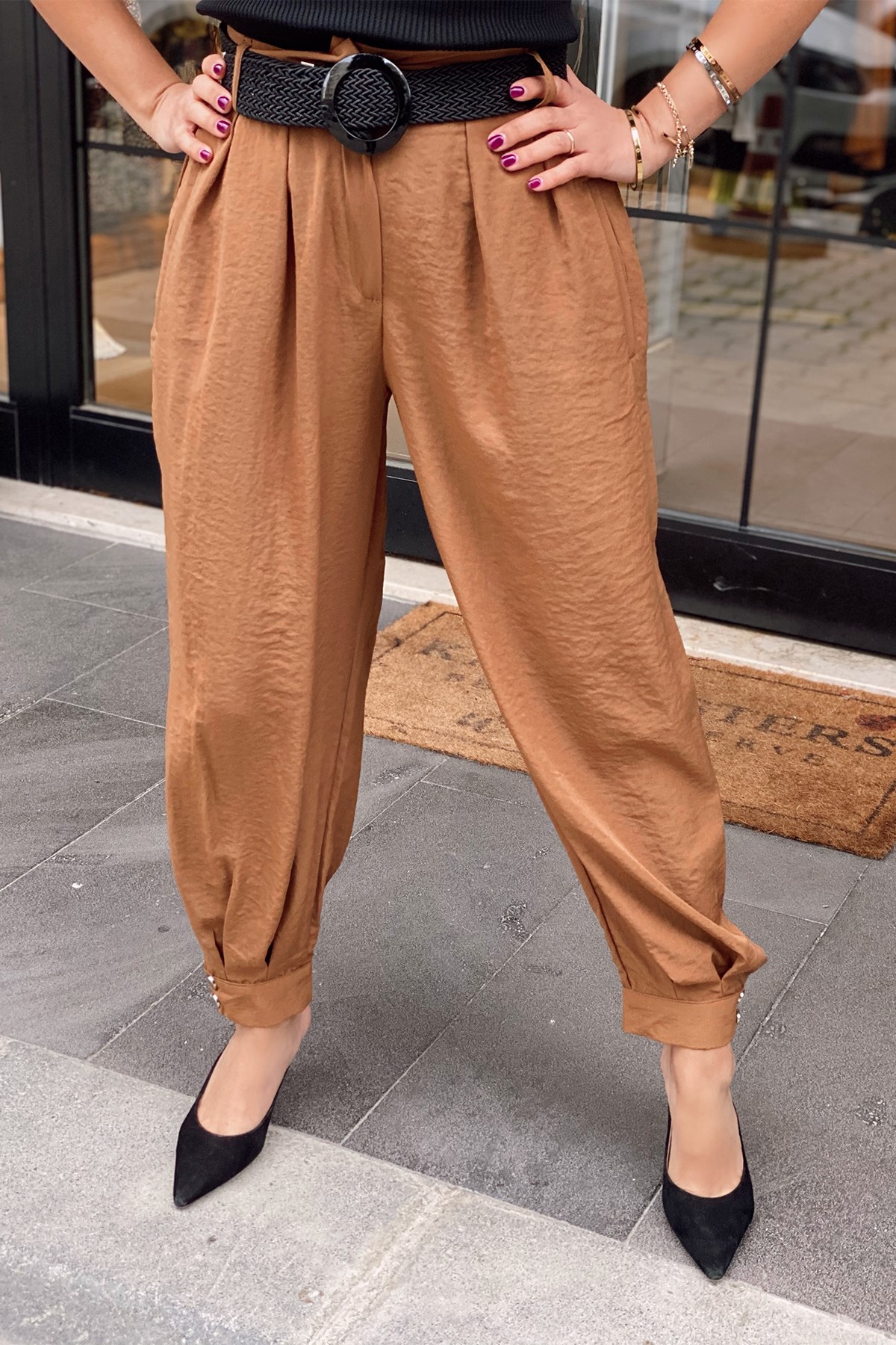 Taba Kemerli Paçası Çıtçıt Detaylı Pantolon