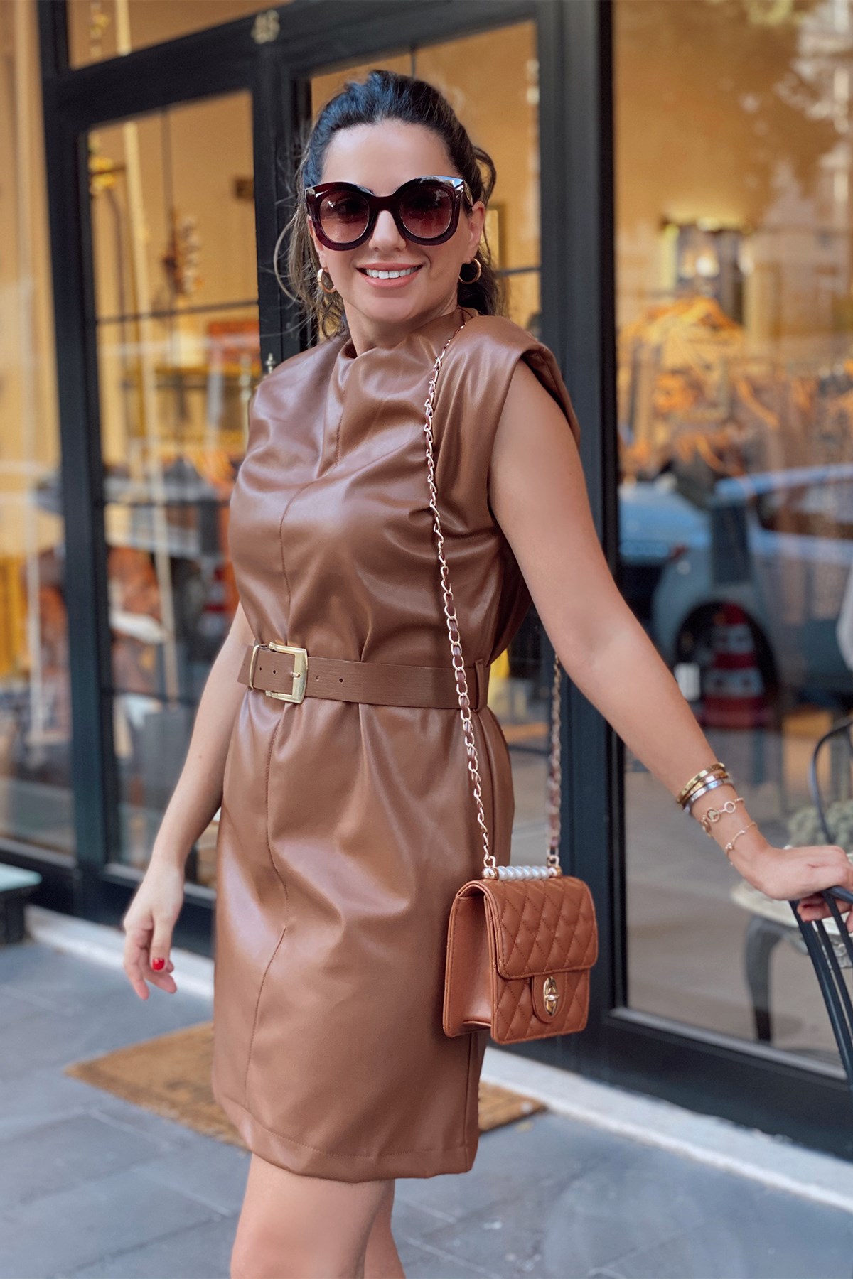 Taba Vatkalı Kemerli Deri Elbise