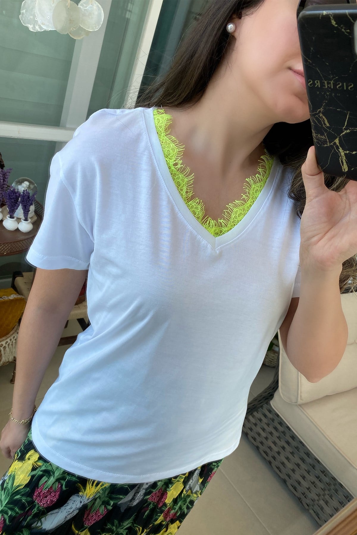 V Yaka Dantel Detaylı Tshirt