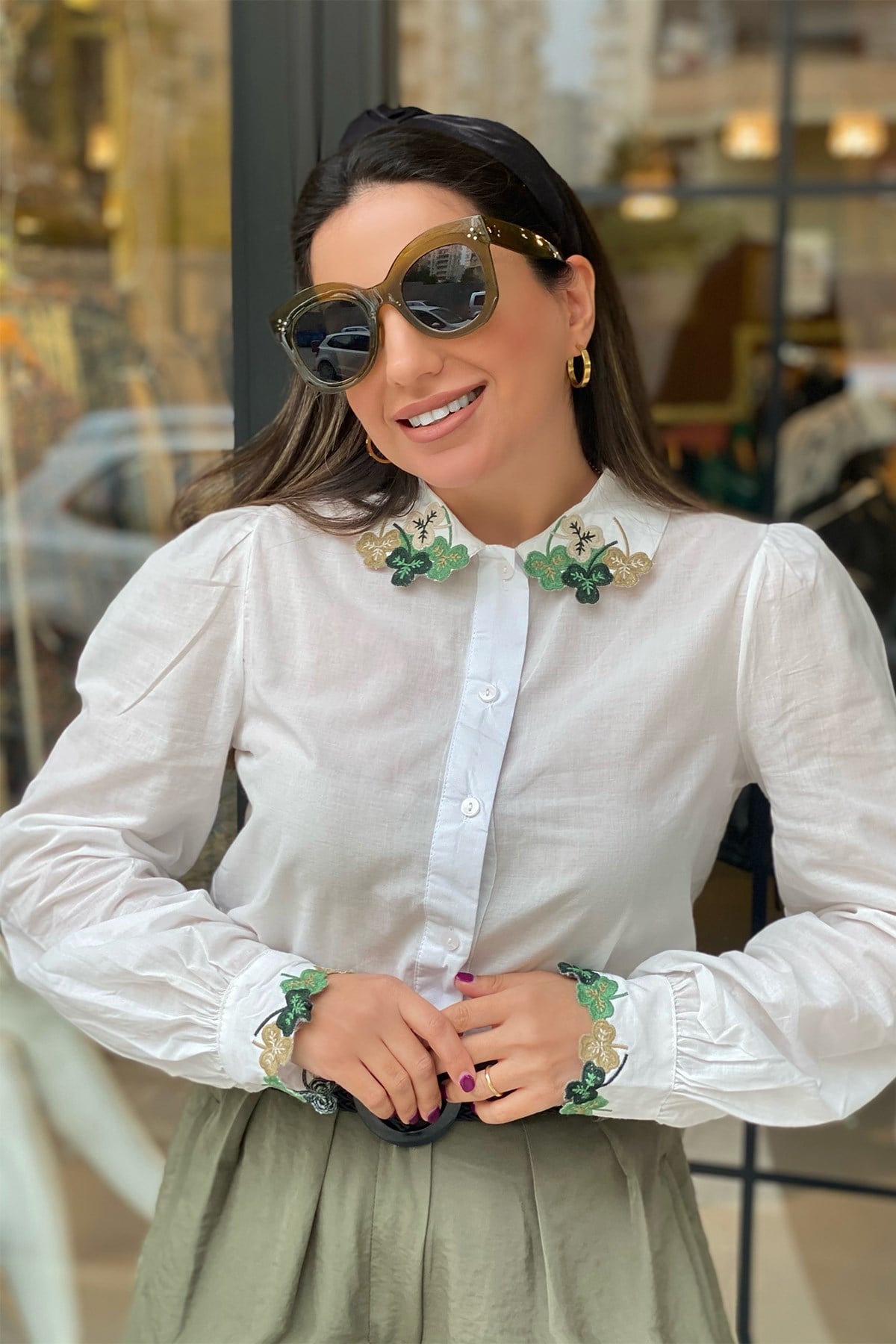 Yaka Ve Kol Çiçek Detaylı Gömlek