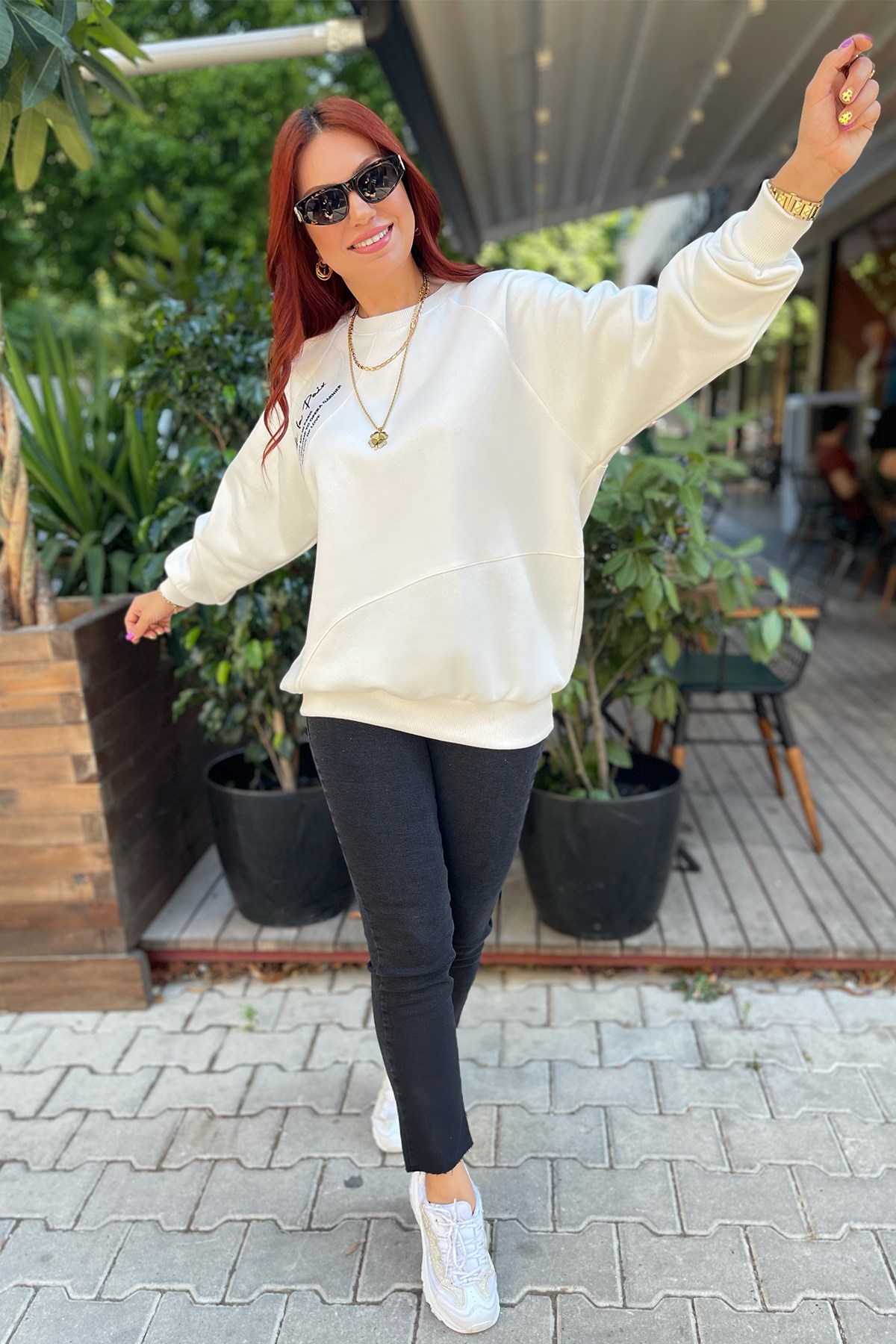 Yakası Baskı Detaylı Beyaz Sweatshir