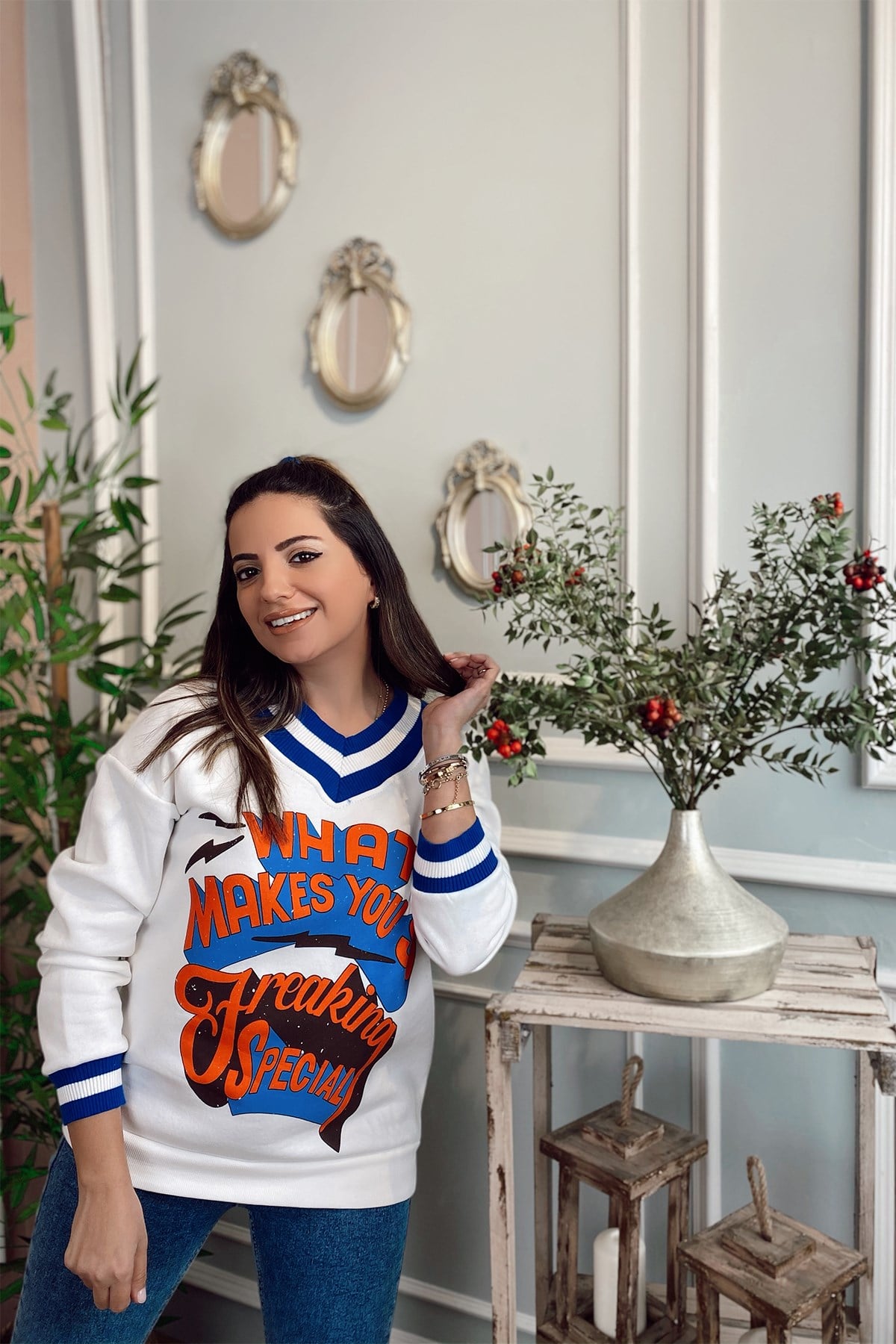 Yakası Mavi Şeritli Sweatshirt