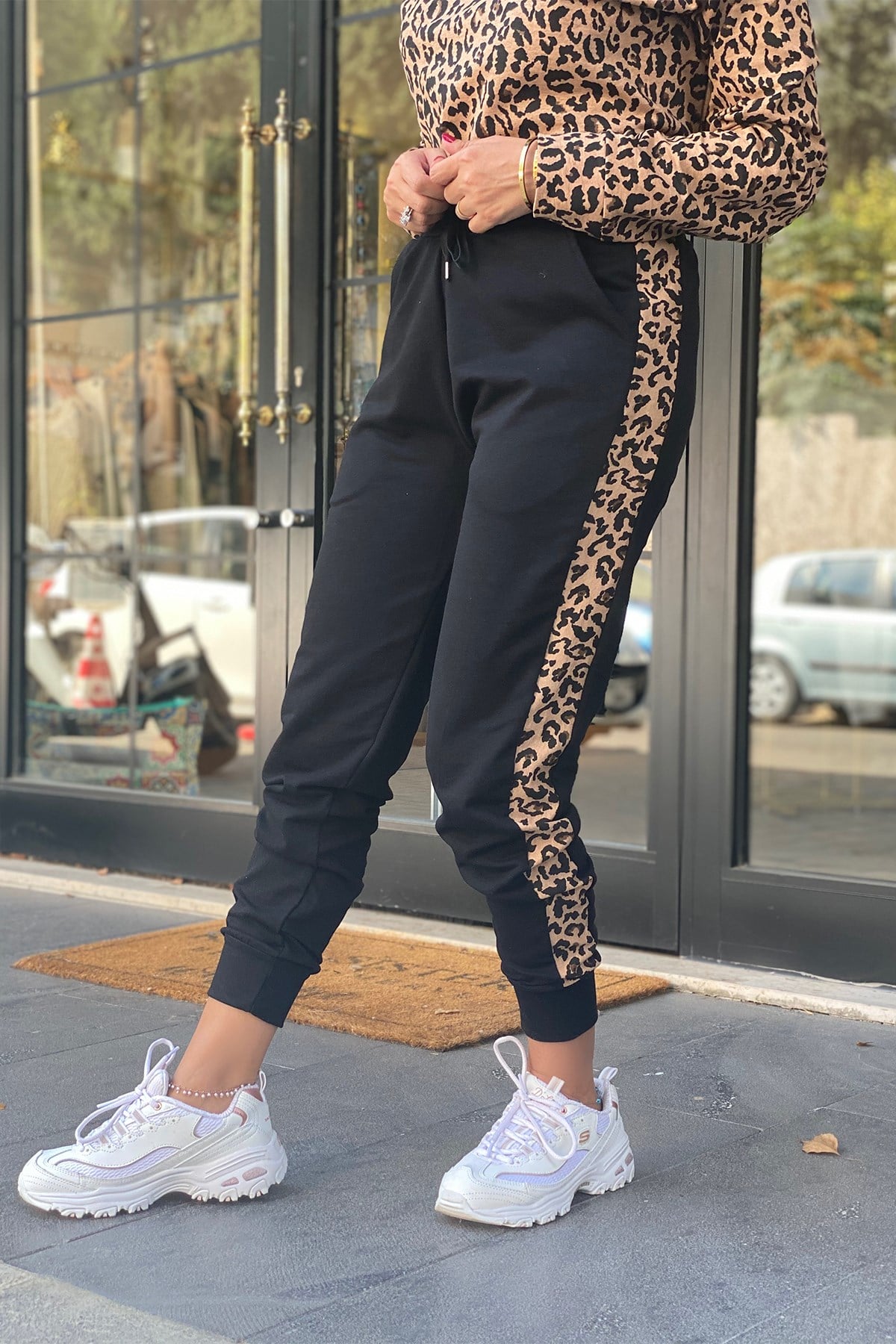 Yanı Leopar Şeritli Siyah Eşofman Altı