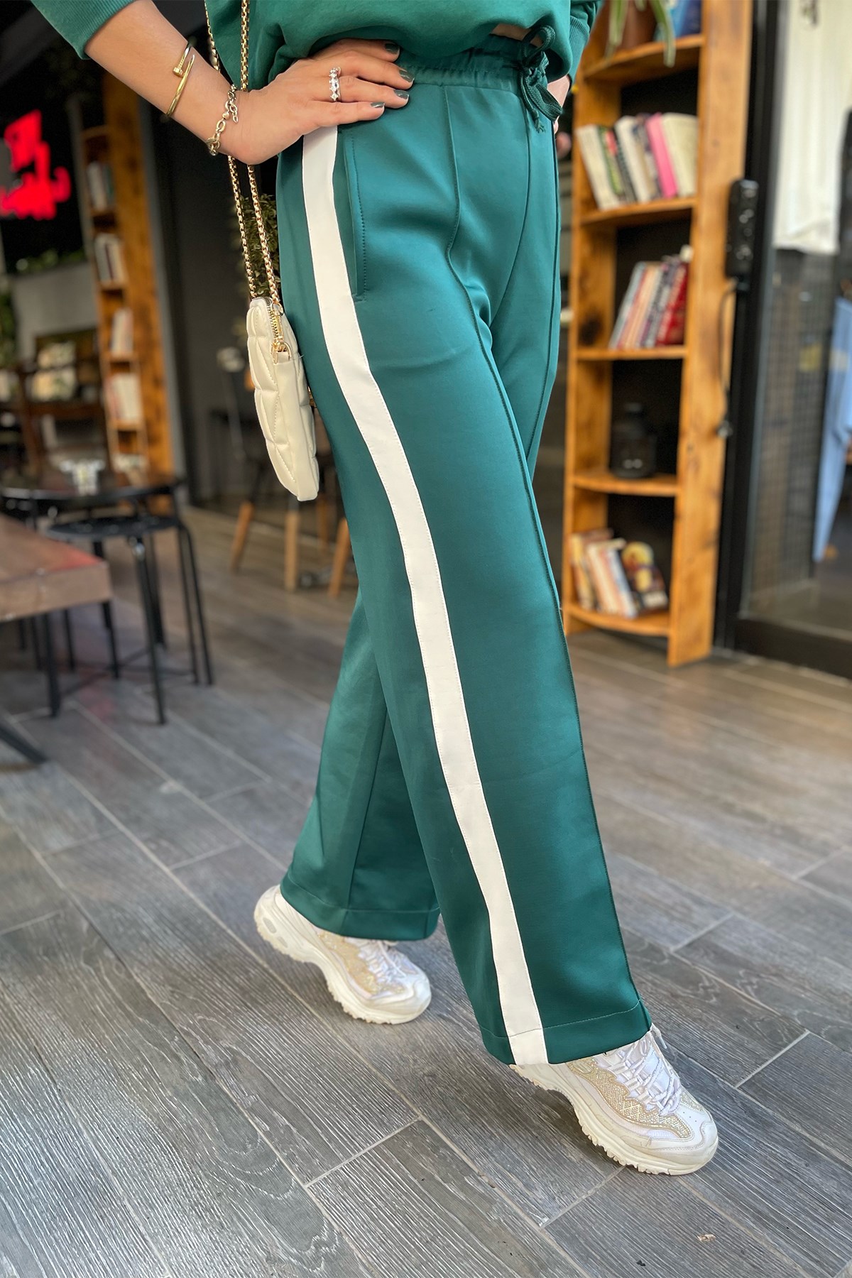 Yanları Şerit Detaylı Yeşil Eşofman Pantolon