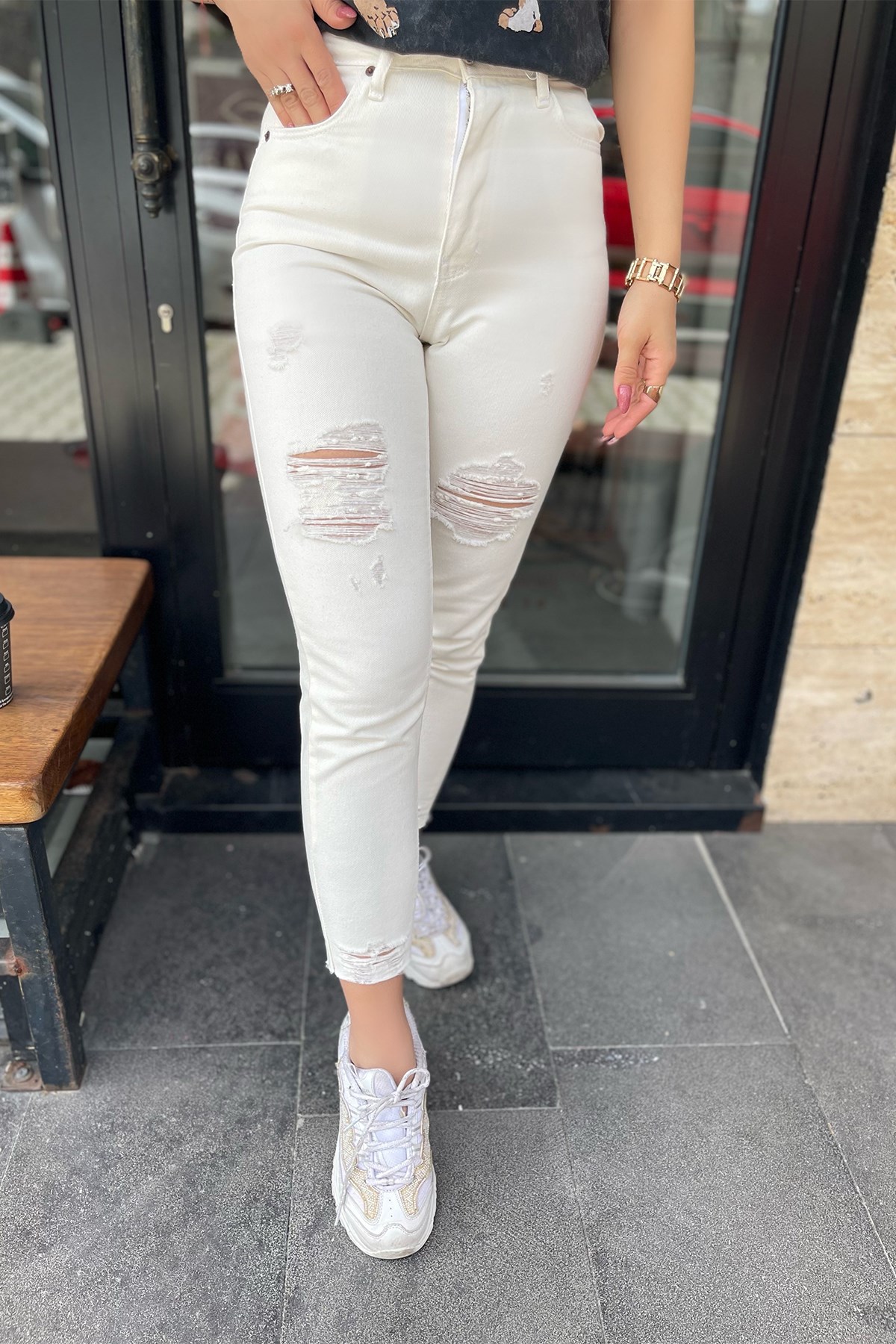 Yırtık Detaylı Ekru Mom Pantolon