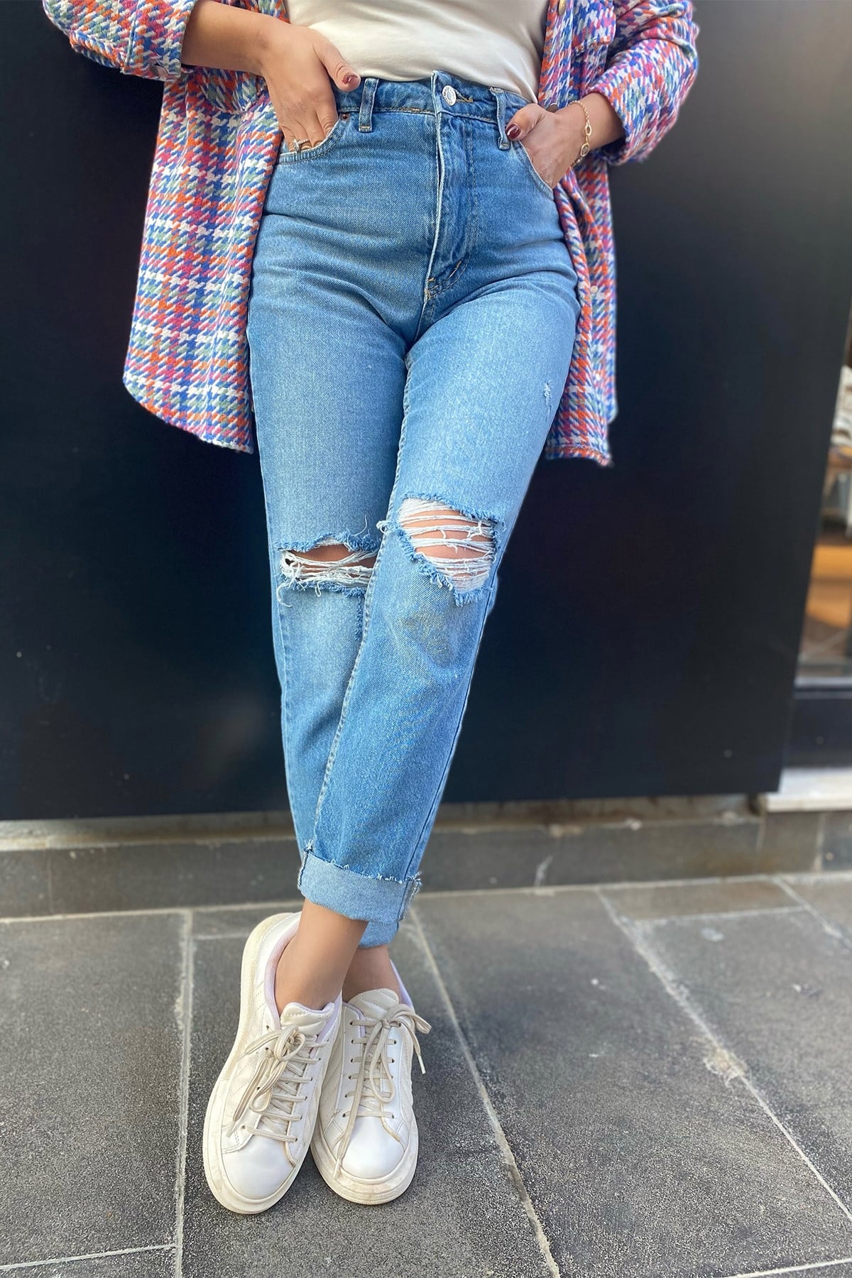 Yırtık Detaylı Mom Jean