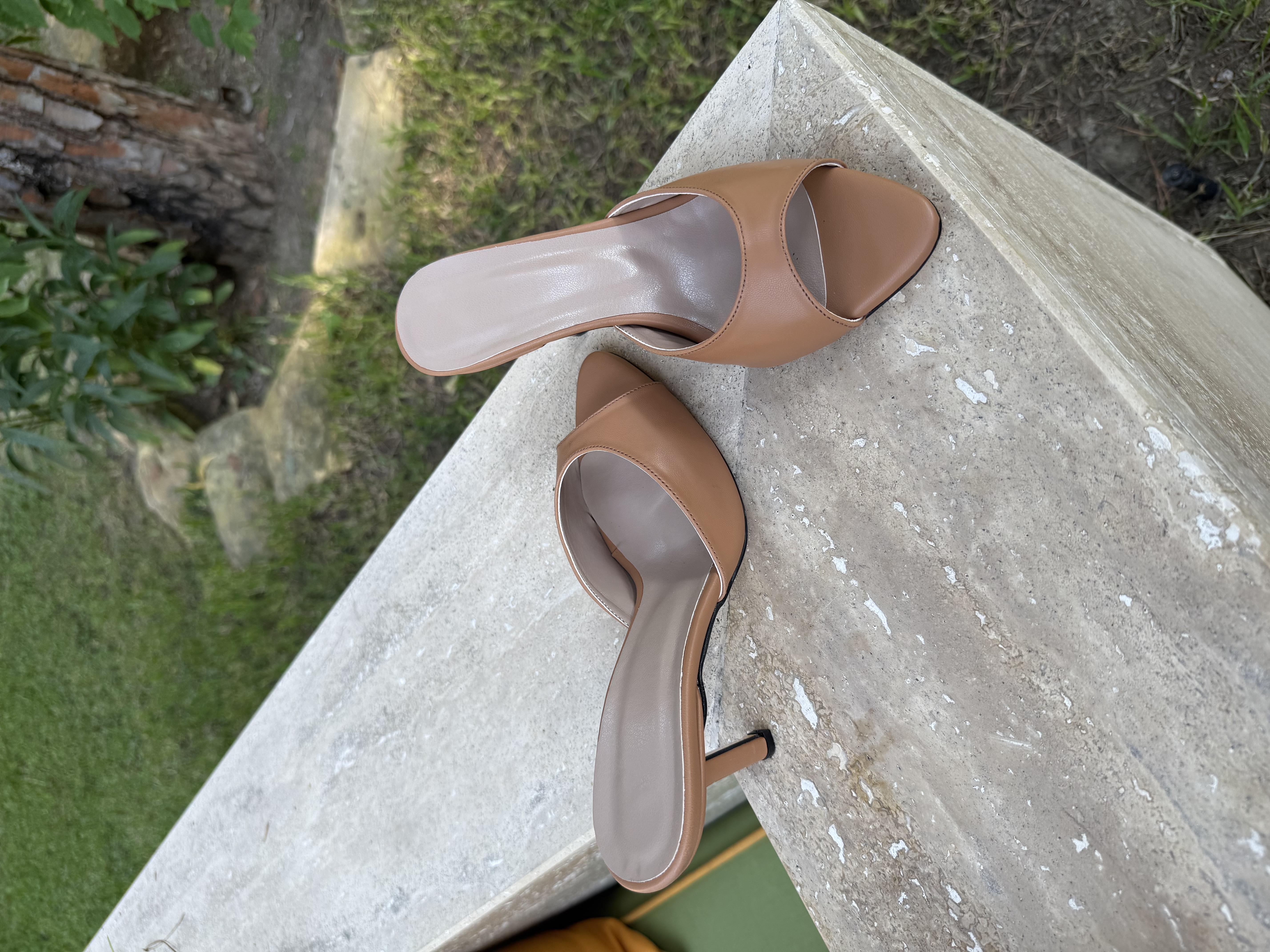 10481 Oval Sivri Burun Topuklu Terlik