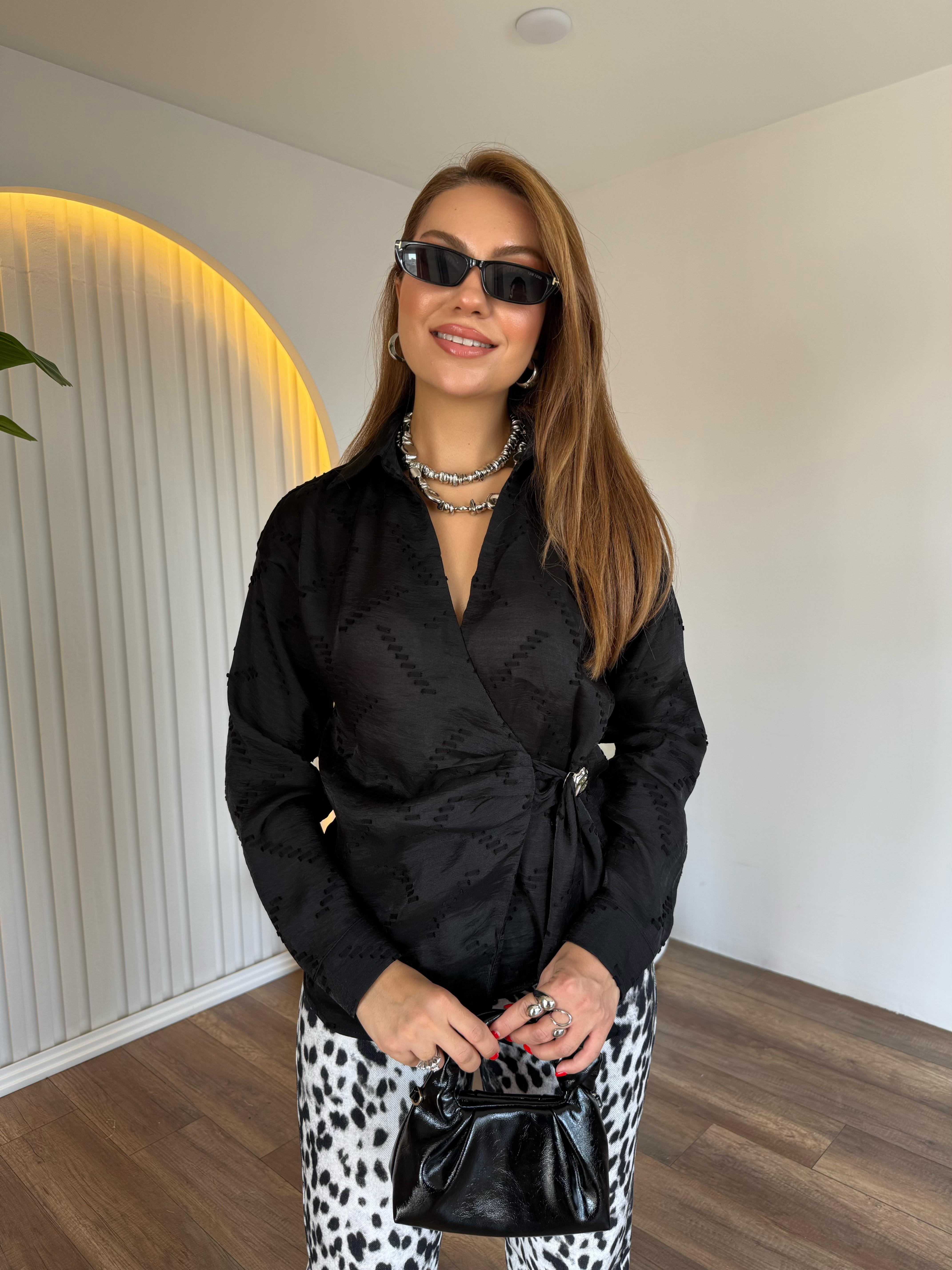 10637 Önü Aksesuar Detaylı Bluz