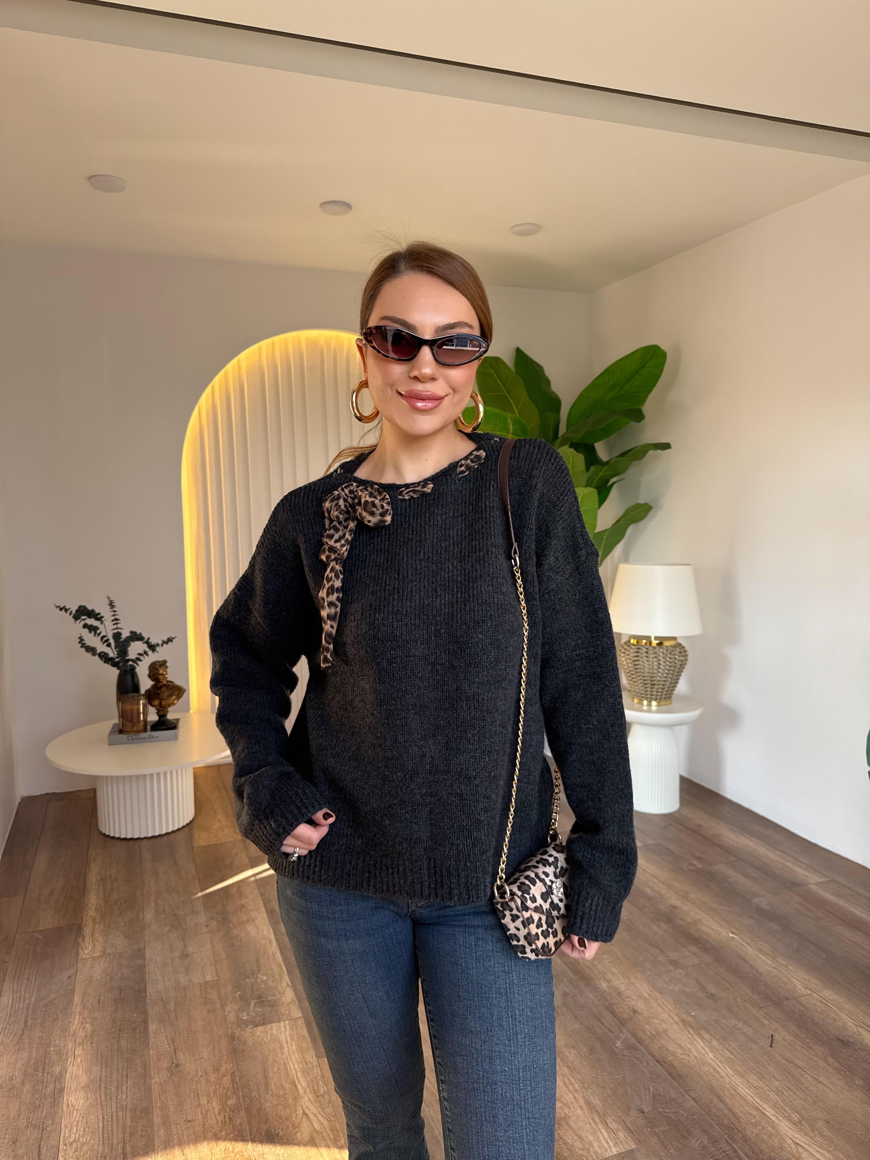 11090 Yakadan Fularlı Kazak