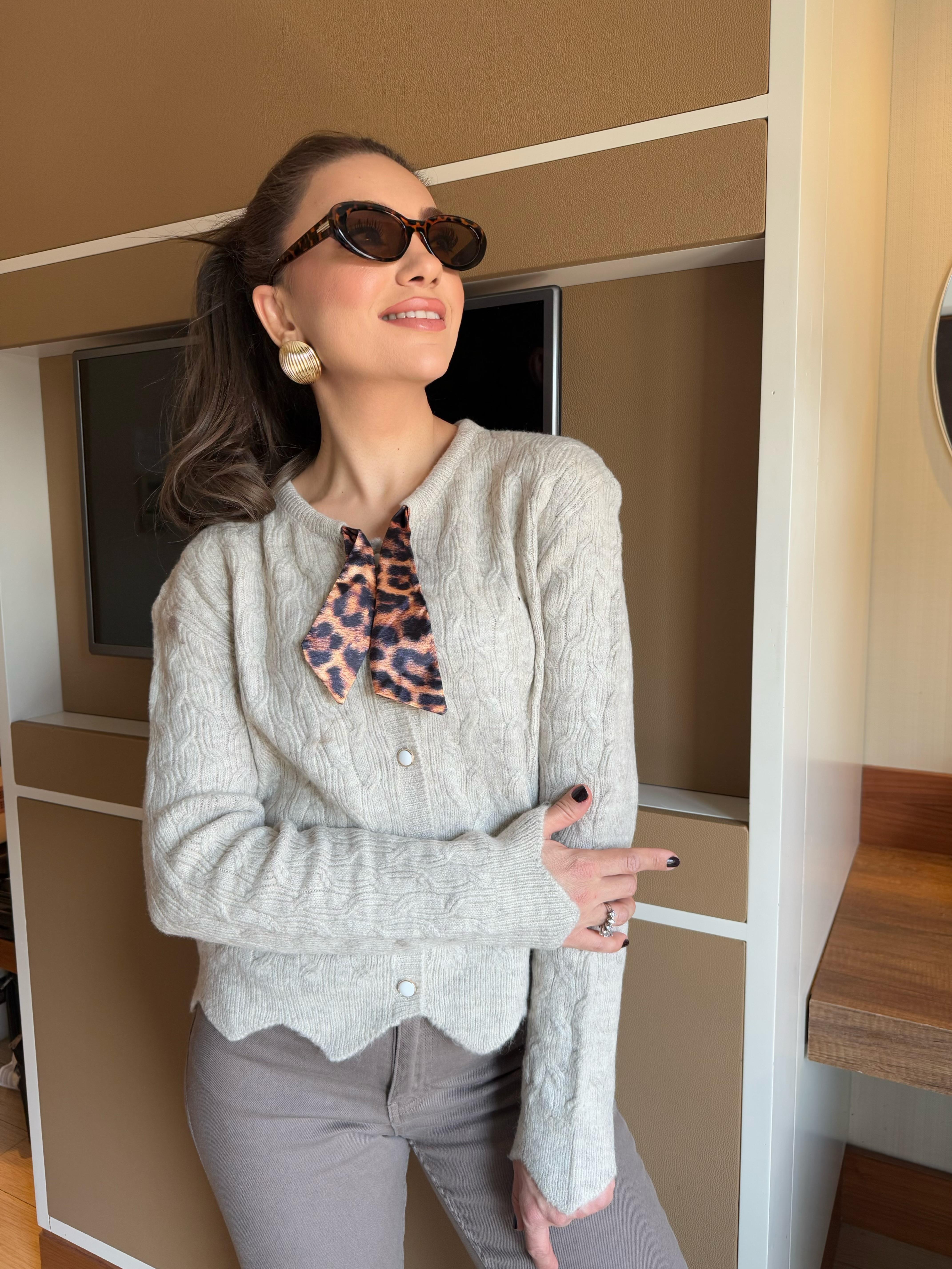 8929 Leopar Fularlı Hırka