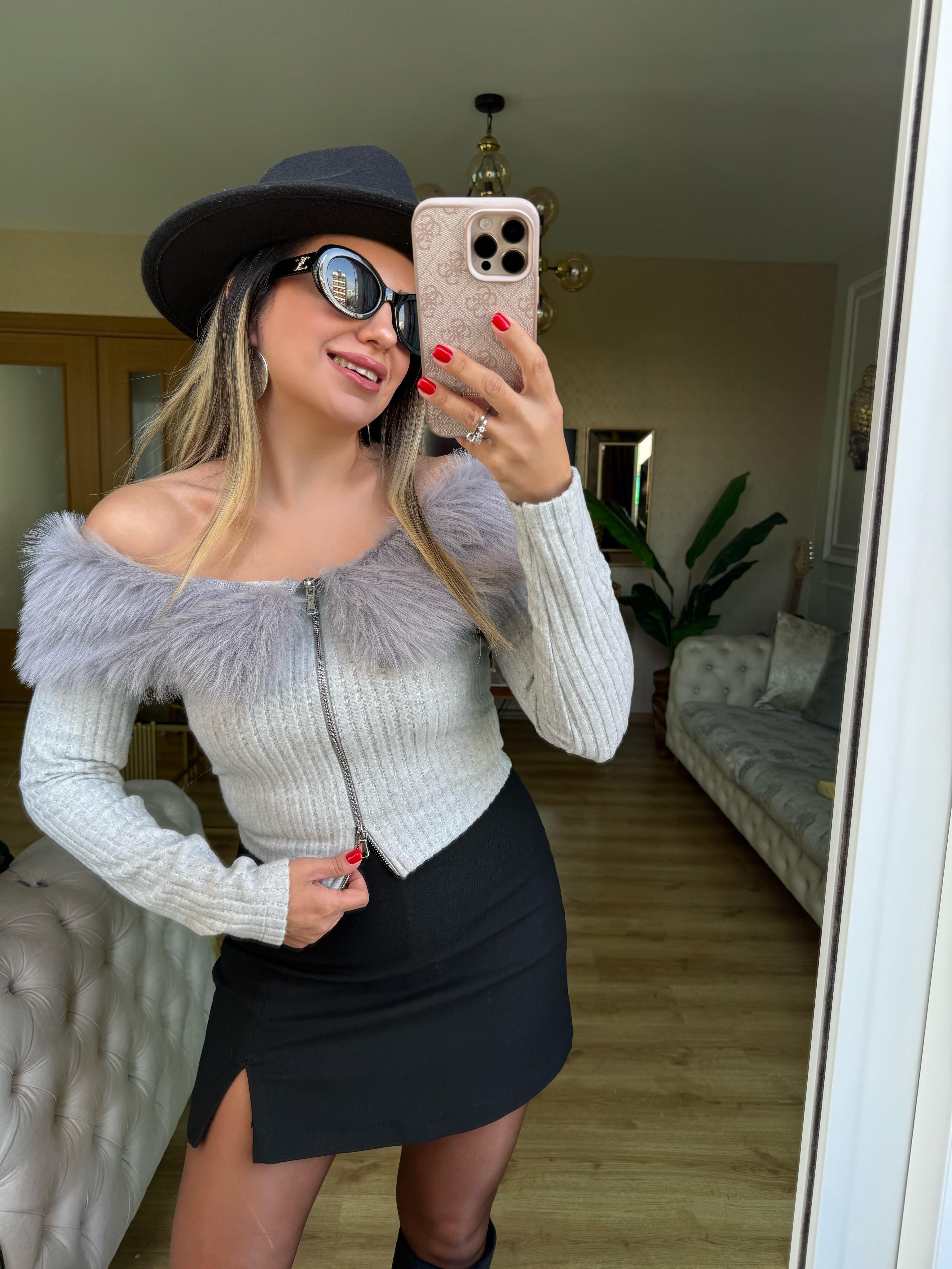 9057 Kayık Yaka Kürk Detaylı Fitilli Bluz