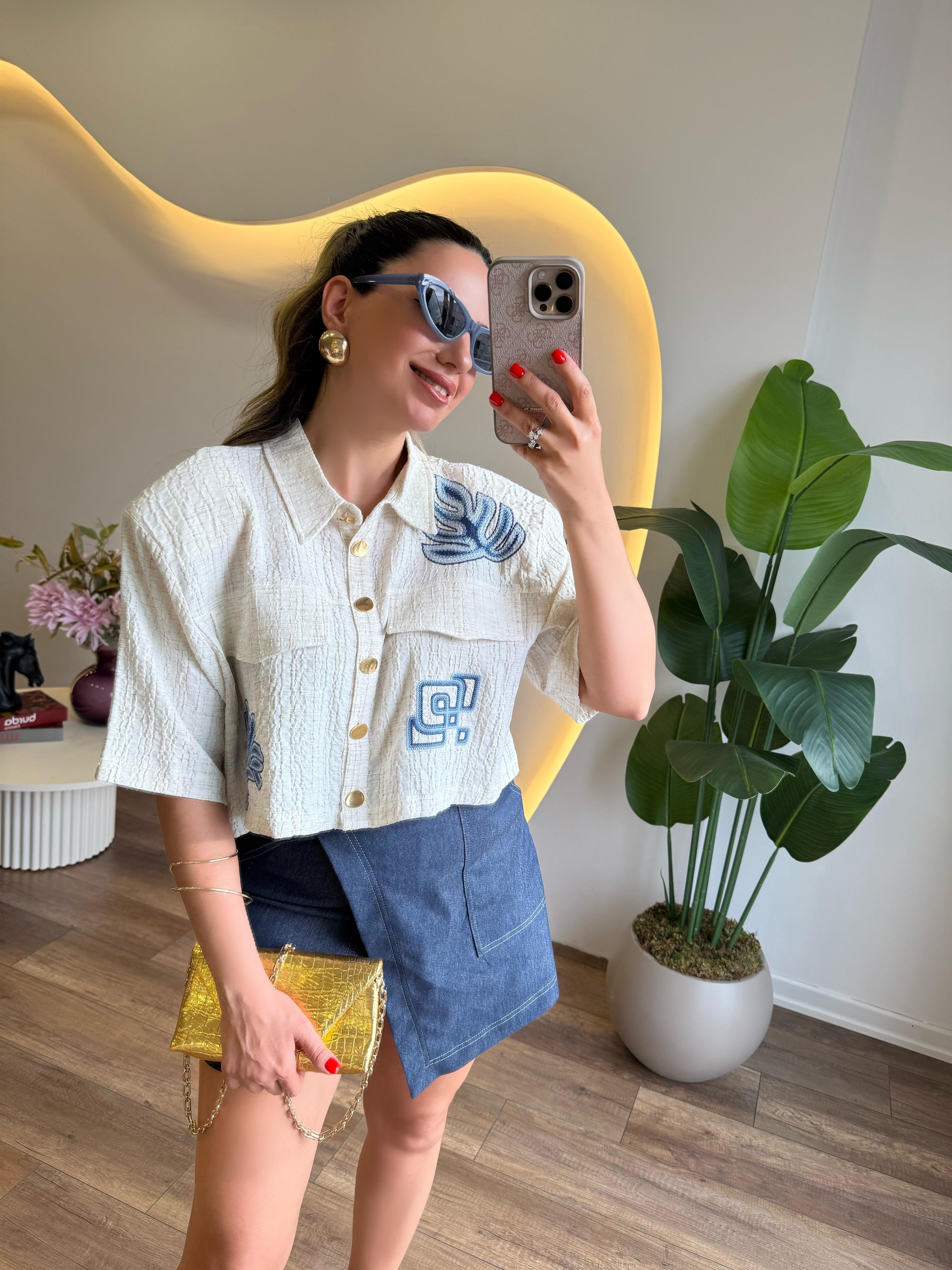 9707 Bej Üzeri Mavi Çiçek İşlemeli Gömlek