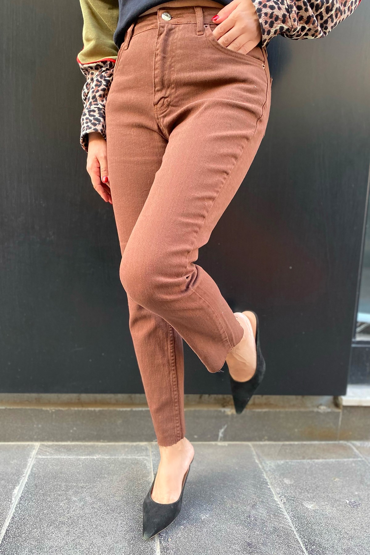 Acı Kahve Paçası Kesik Pantolon