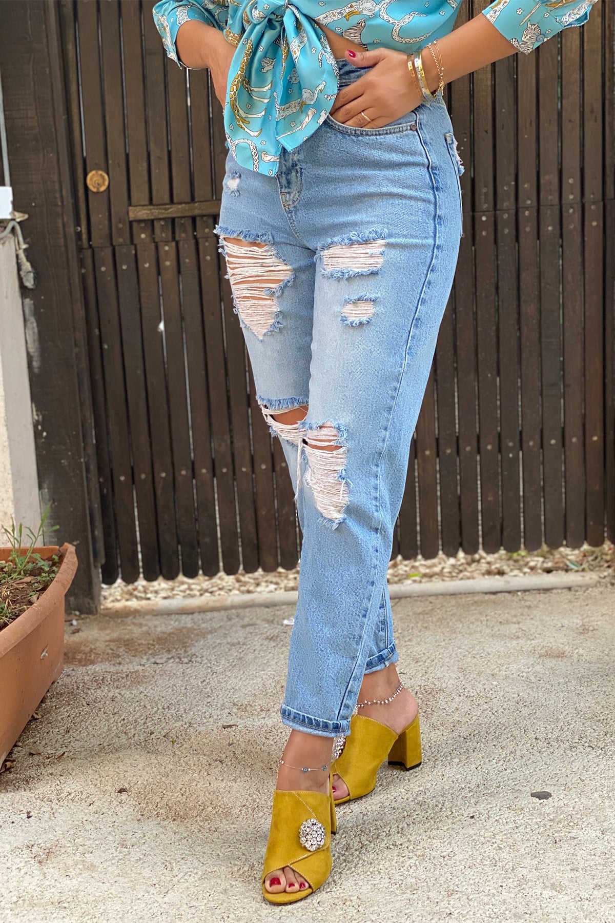 Açık Renk Yırtık Lazer Mom Jean 