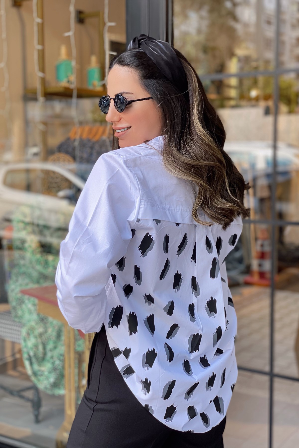 Arkası Siyah Baskılı Beyaz Gömlek
