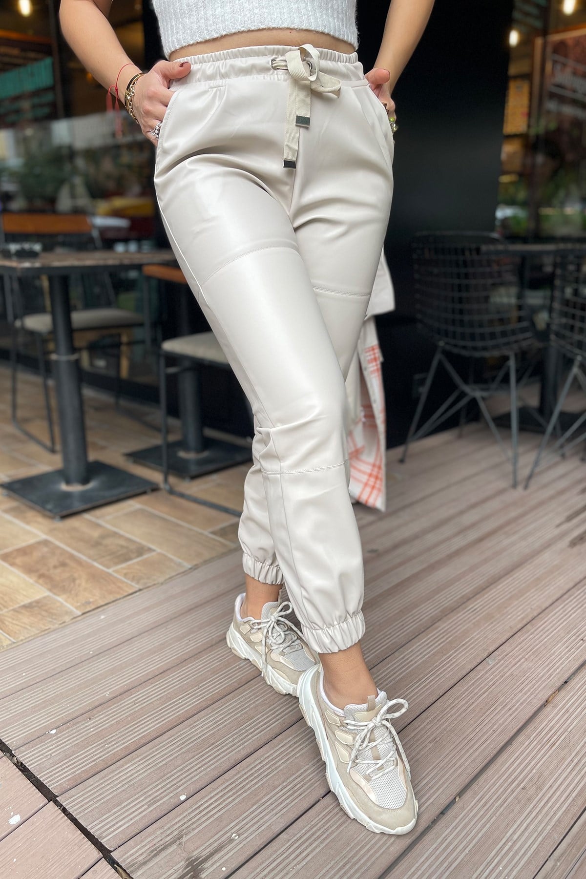 Bej Rengi Lastik Detaylı Deri Pantolon 