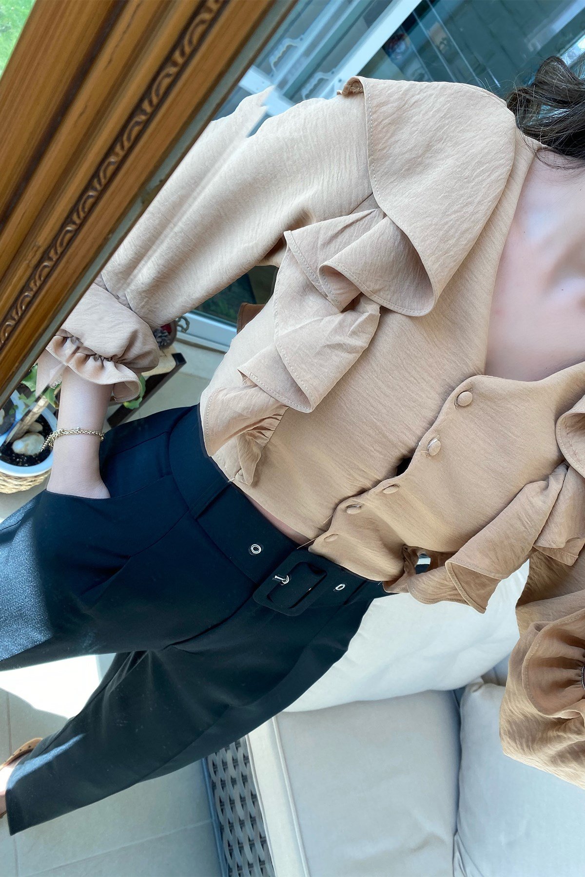 Bej Volanlı Kısa Gömlek Bluz