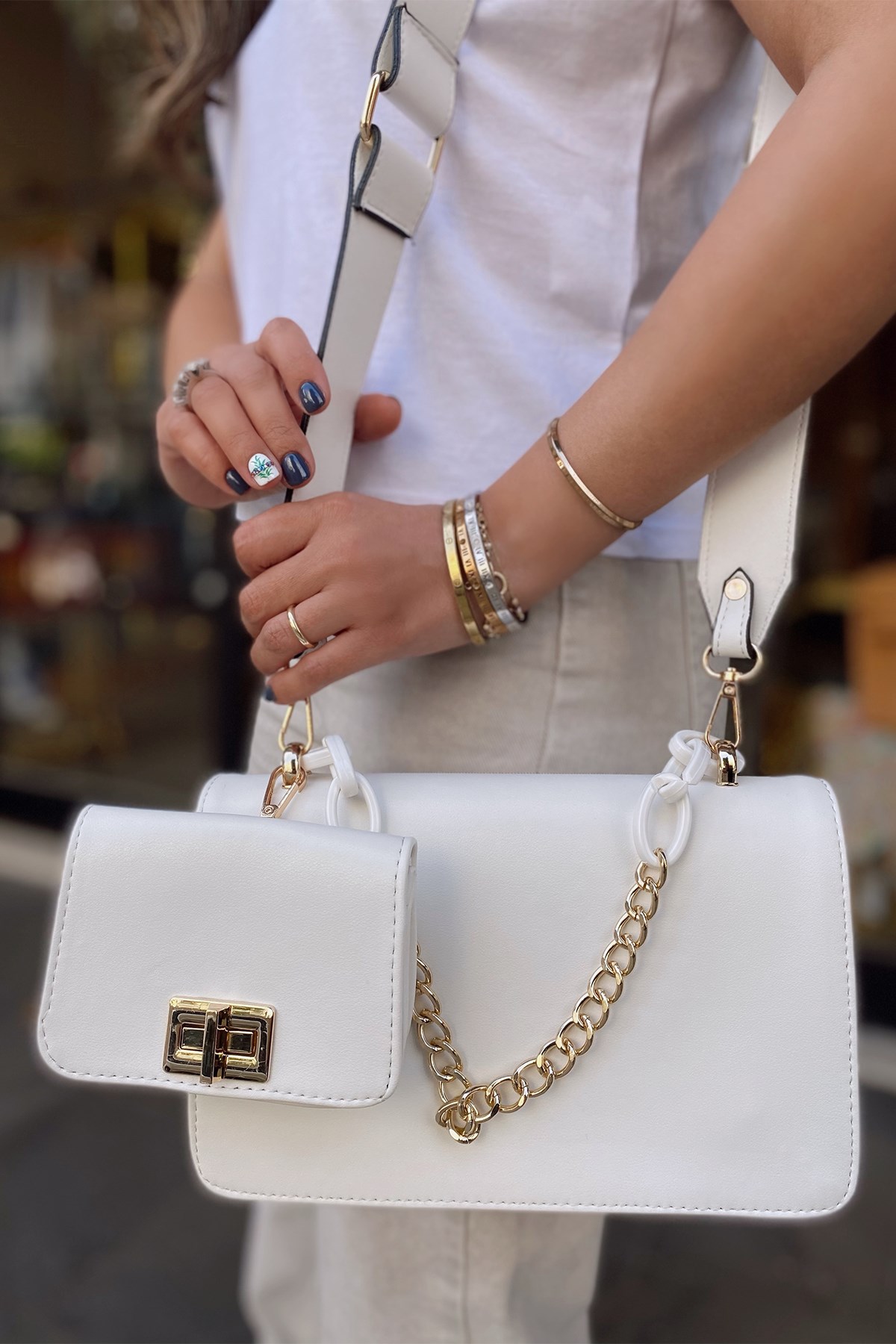 Beyaz Cüzdan Detaylı Askılı Çanta