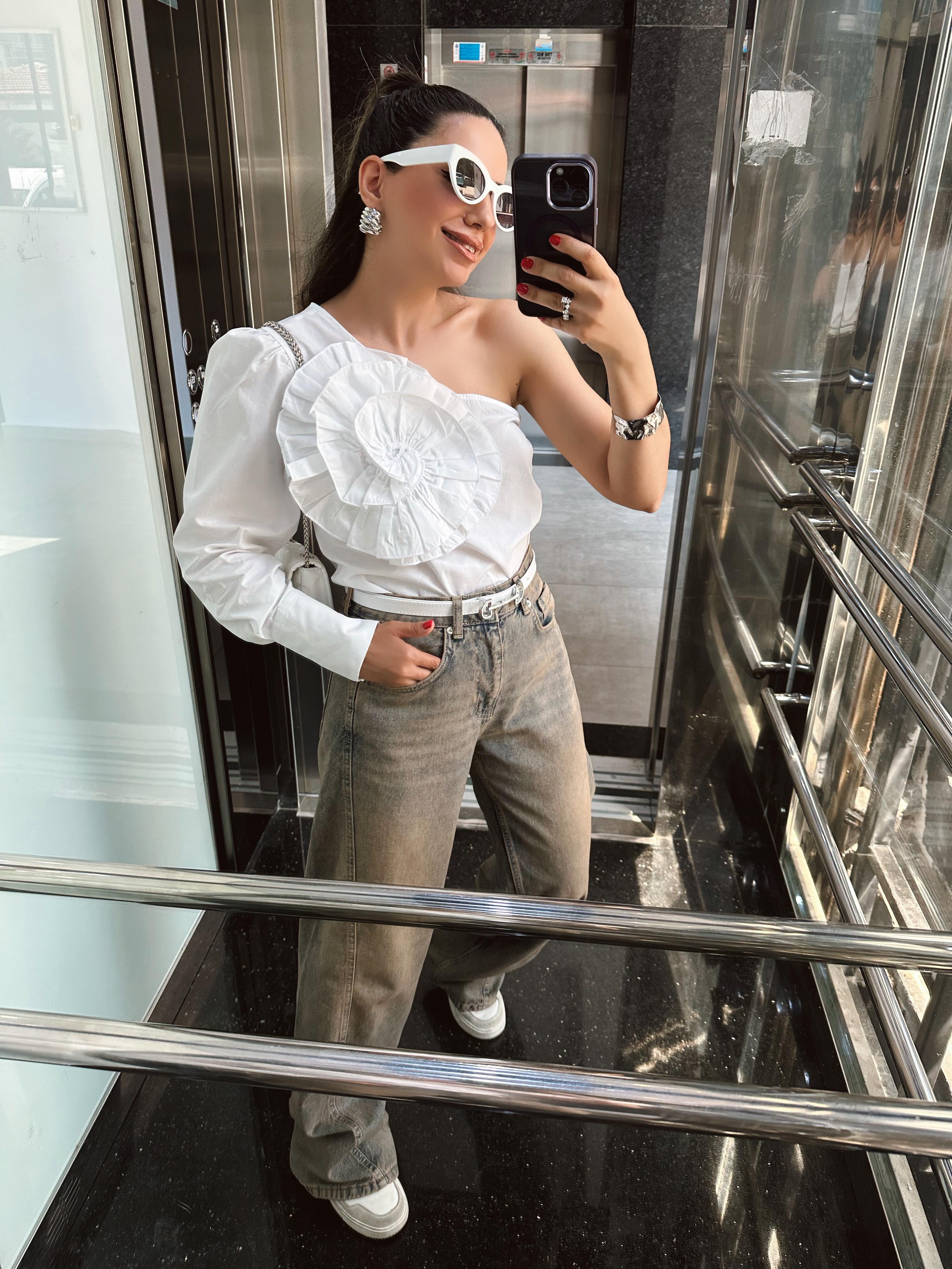 Beyaz Gül Detaylı Tek Omuz Bluz