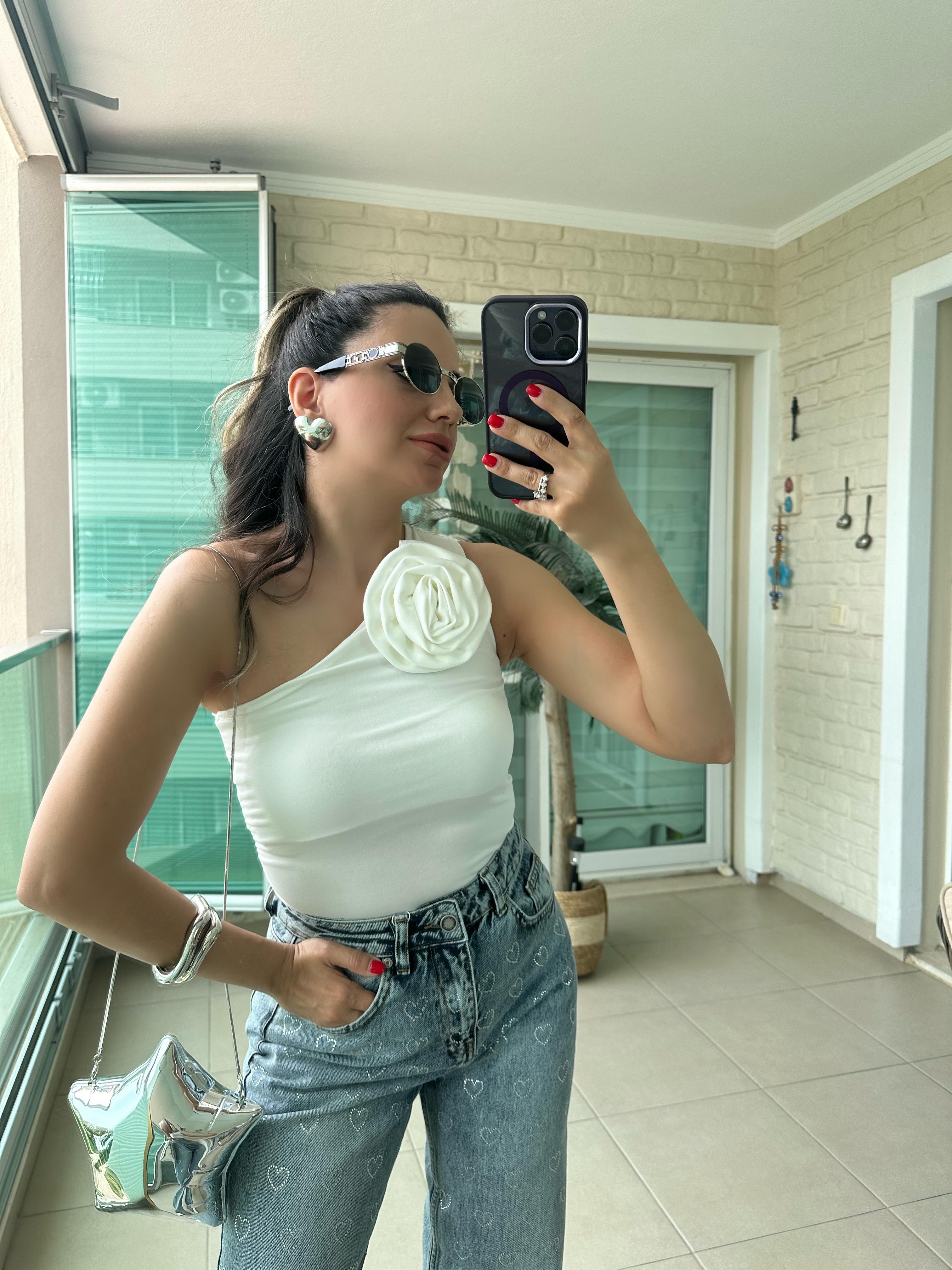 Beyaz Gül Detaylı Tek Omuz Bluz
