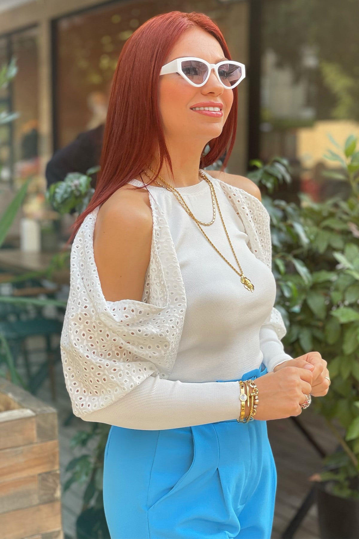 Beyaz Kolları Güpür Detaylı Triko