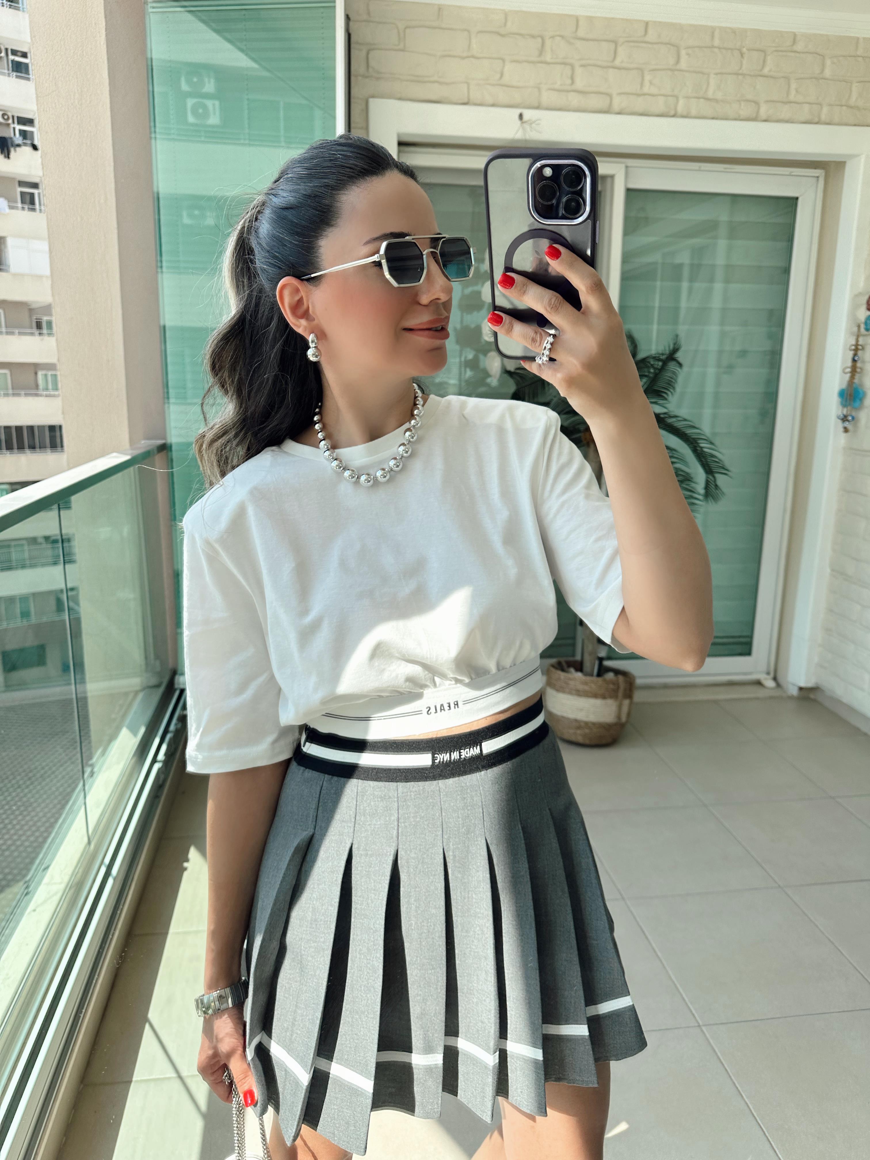 Beyaz Omuzları Vatkalı Beli Lastikli Tshirt