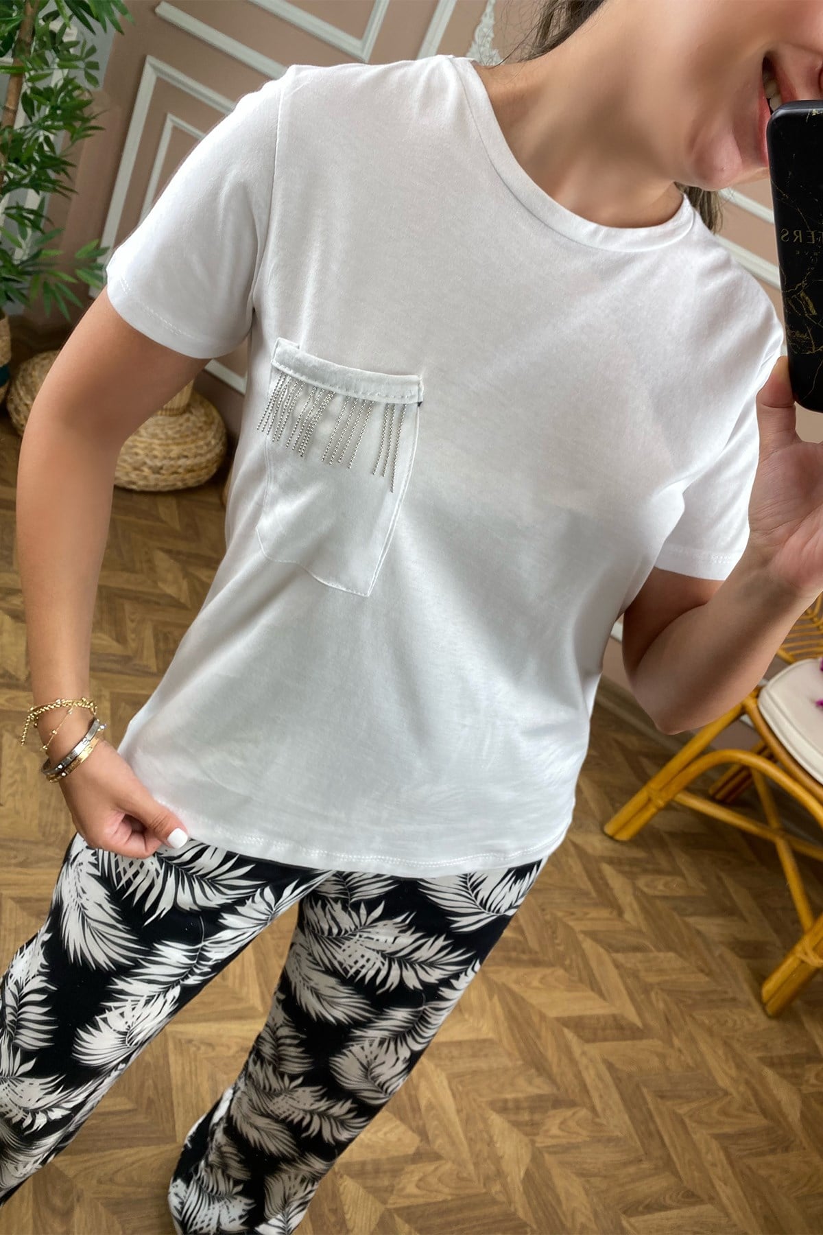 Beyaz Önü Zincir Detay Tshirt 