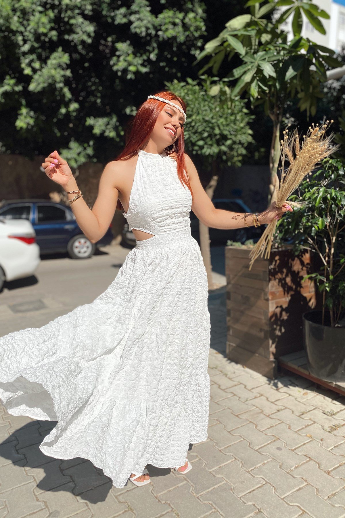 Beyaz Sırt Dekolteli Uzun Elbise