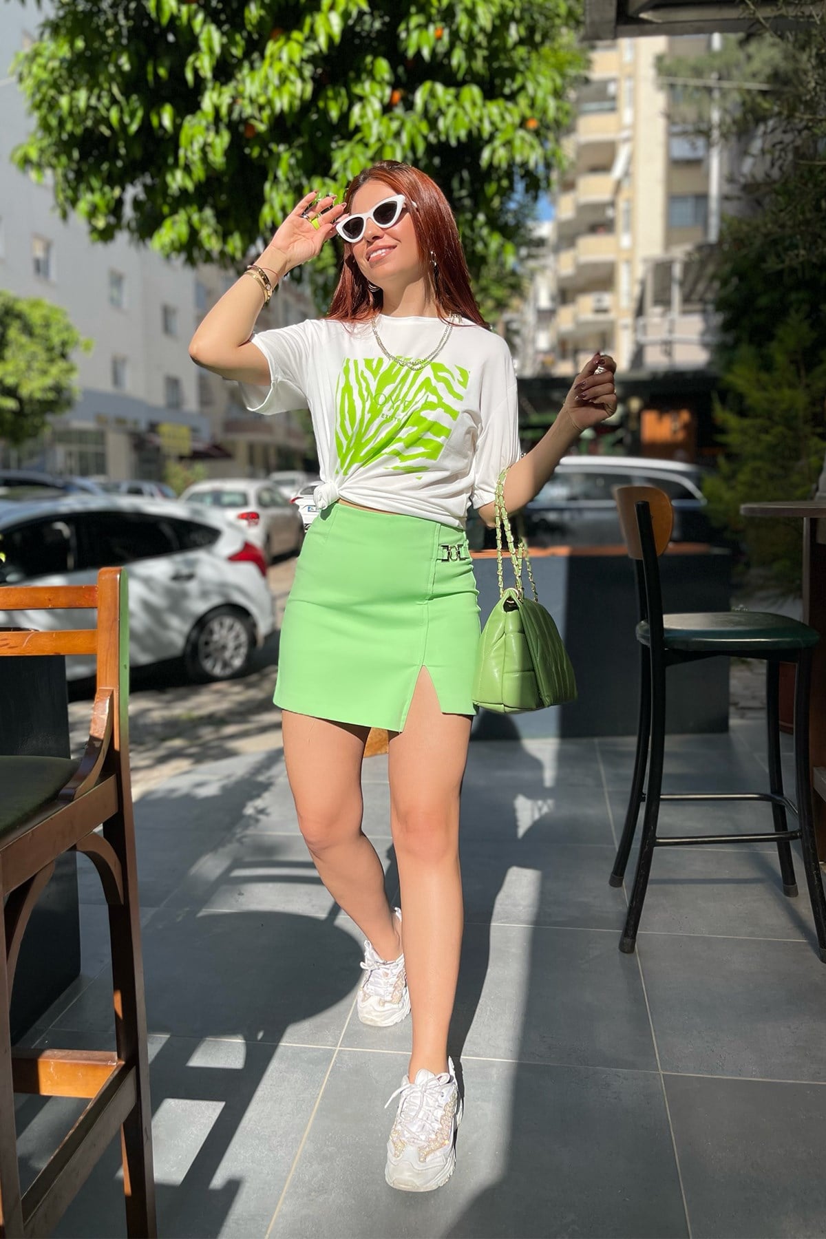 Beyaz Üstü Açık Yeşil Yaprak Baskılı  Tshirt