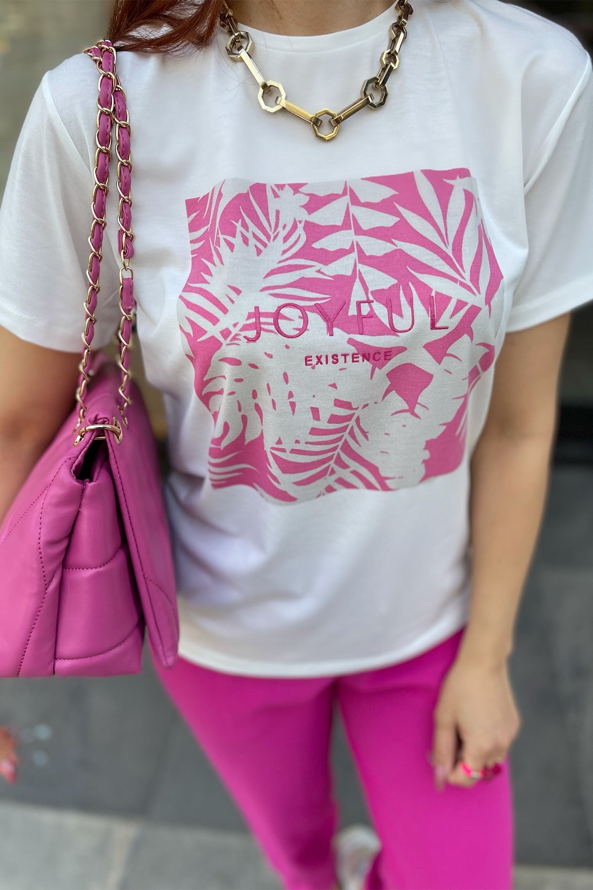Beyaz Üstü Pembe Yaprak Baskılı  Tshirt