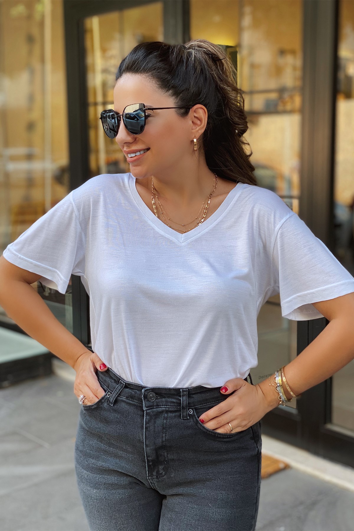 Beyaz V Yaka Basic Tshirt