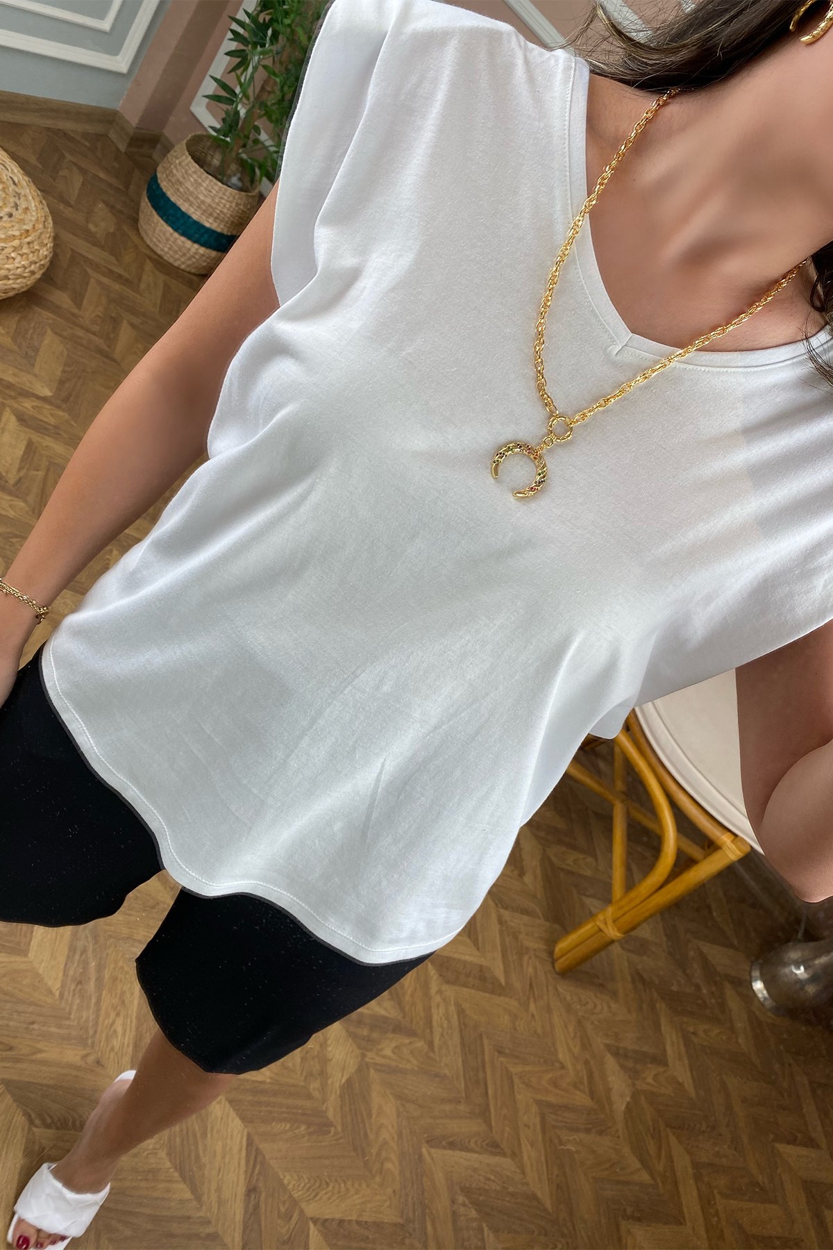 Beyaz V Yaka Vatkalı Tshirt