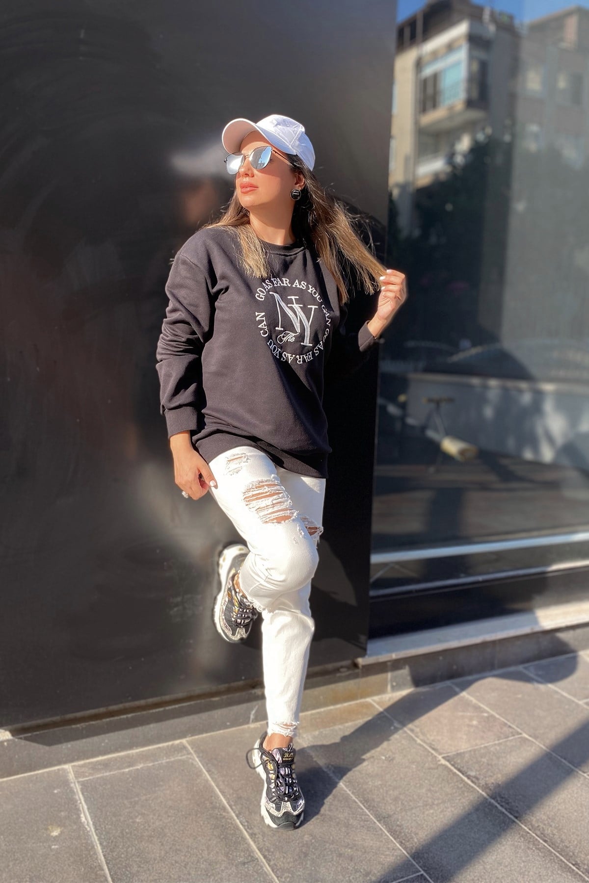 Beyaz Yazı Kabartmalı Siyah Sweatshirt