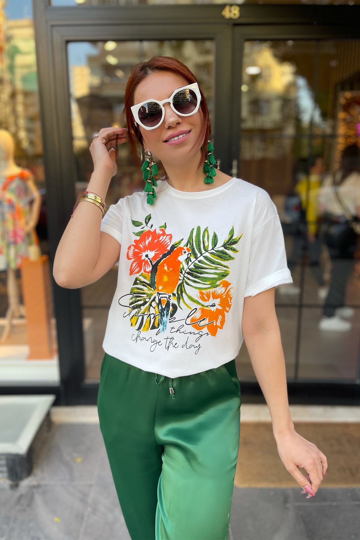 Çiçek Baskılı Beyaz Tshirt