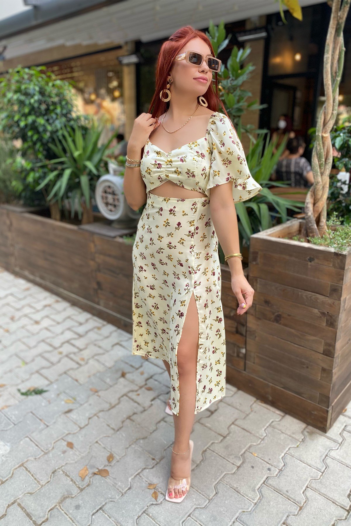 Çiçek Desenli Önü Dekolteli Saten Elbise