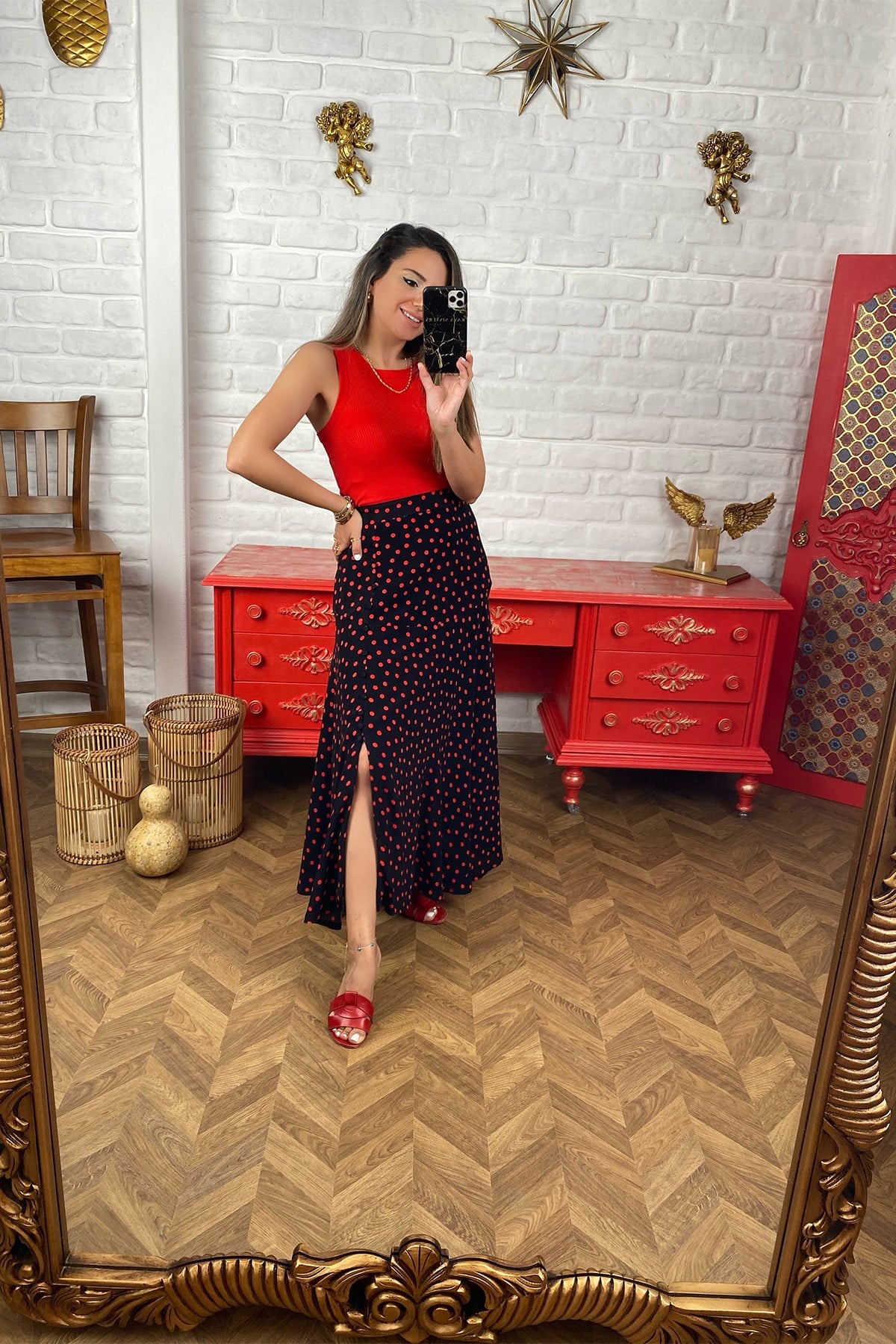 Düğme Detaylı Kırmızı Puantiyeli Etek