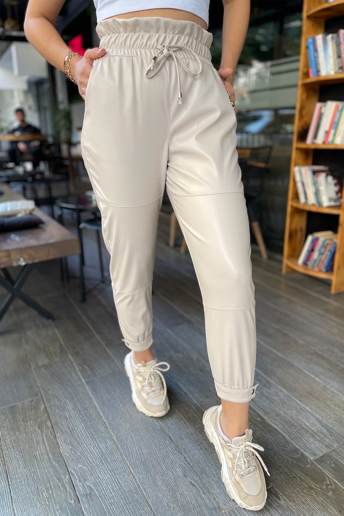 Ekru Çıtçıtlı  Deri Pantolon