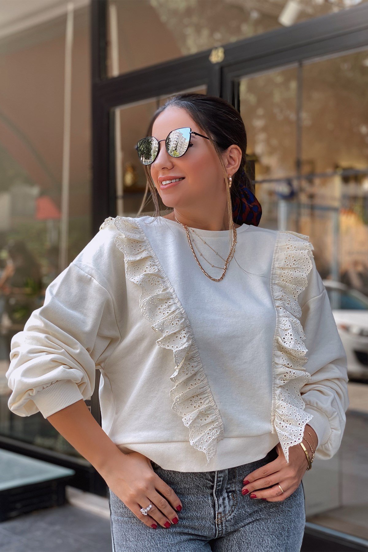 Ekru Dantel Detaylı Volanlı Sweat