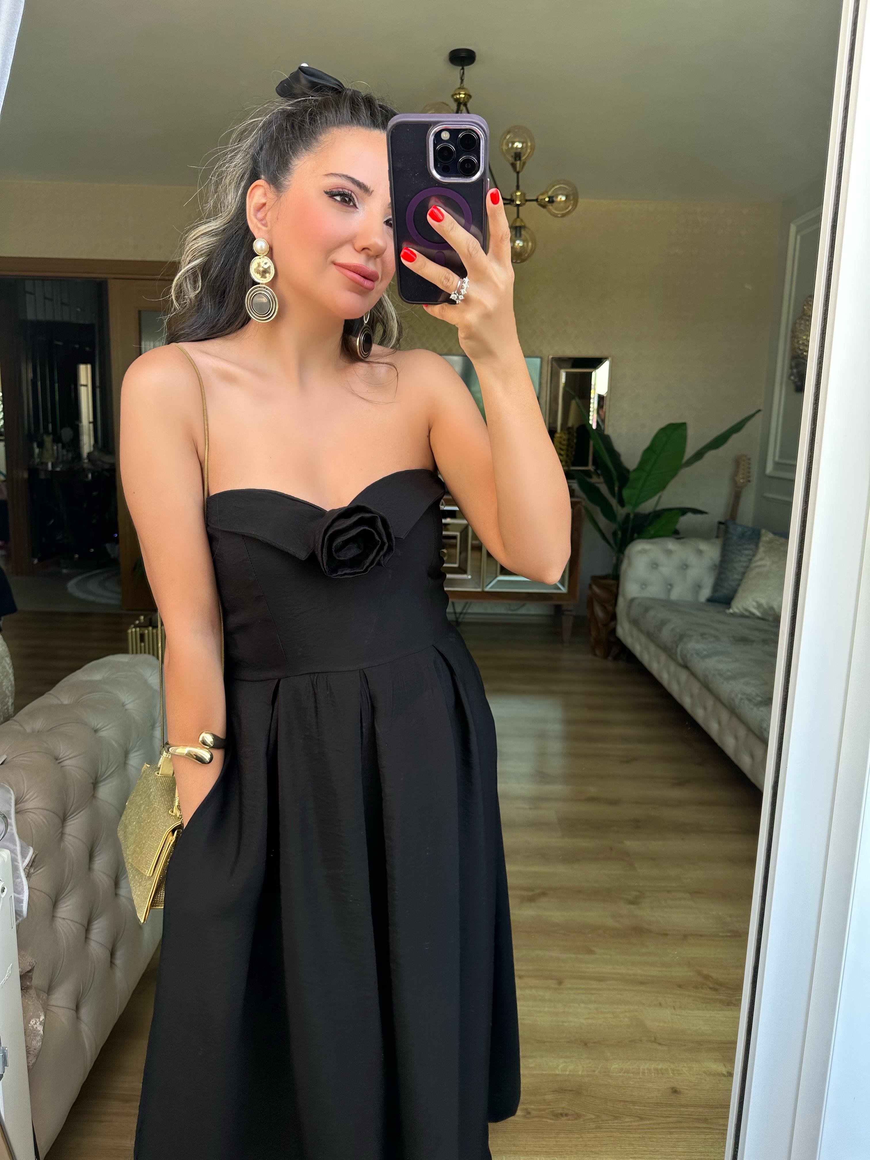 Gül Broş Detaylı Siyah Straplez Elbise