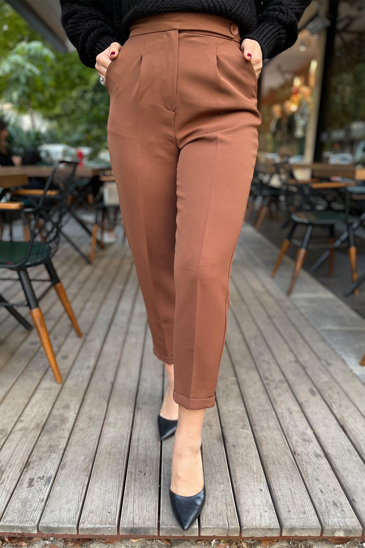 Kahve Renk Düğme Detaylı Kumaş Pantolon