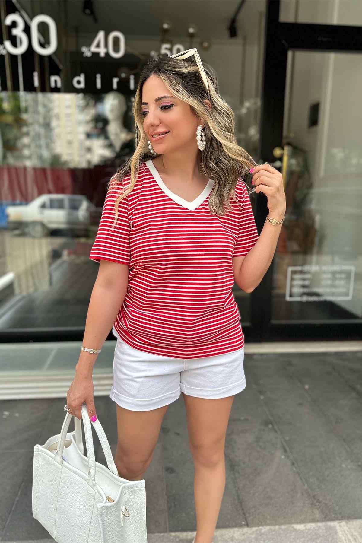 Kırmızı Çizgili V Yaka Tshirt