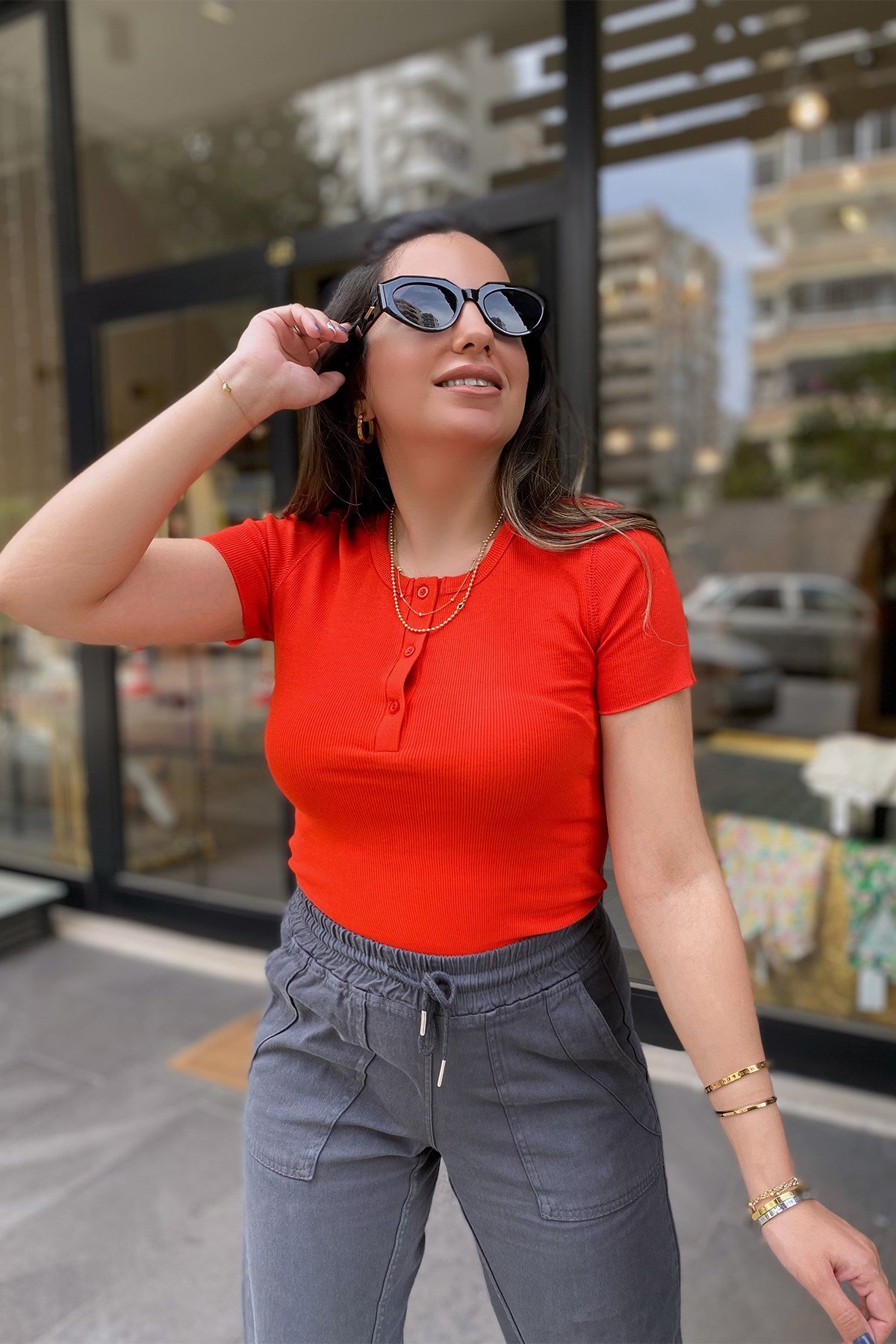 Kırmızı Önden Düğmeli Yarım Kol Fitilli Bluz