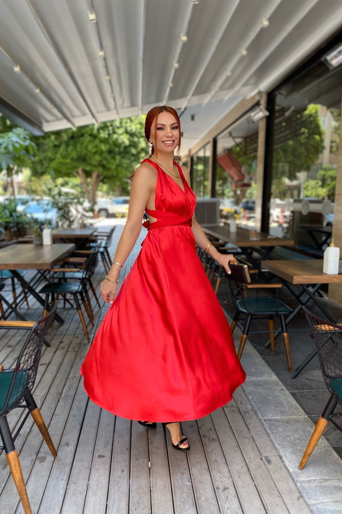 Kırmızı Sırt Dekolteli Saten Elbise