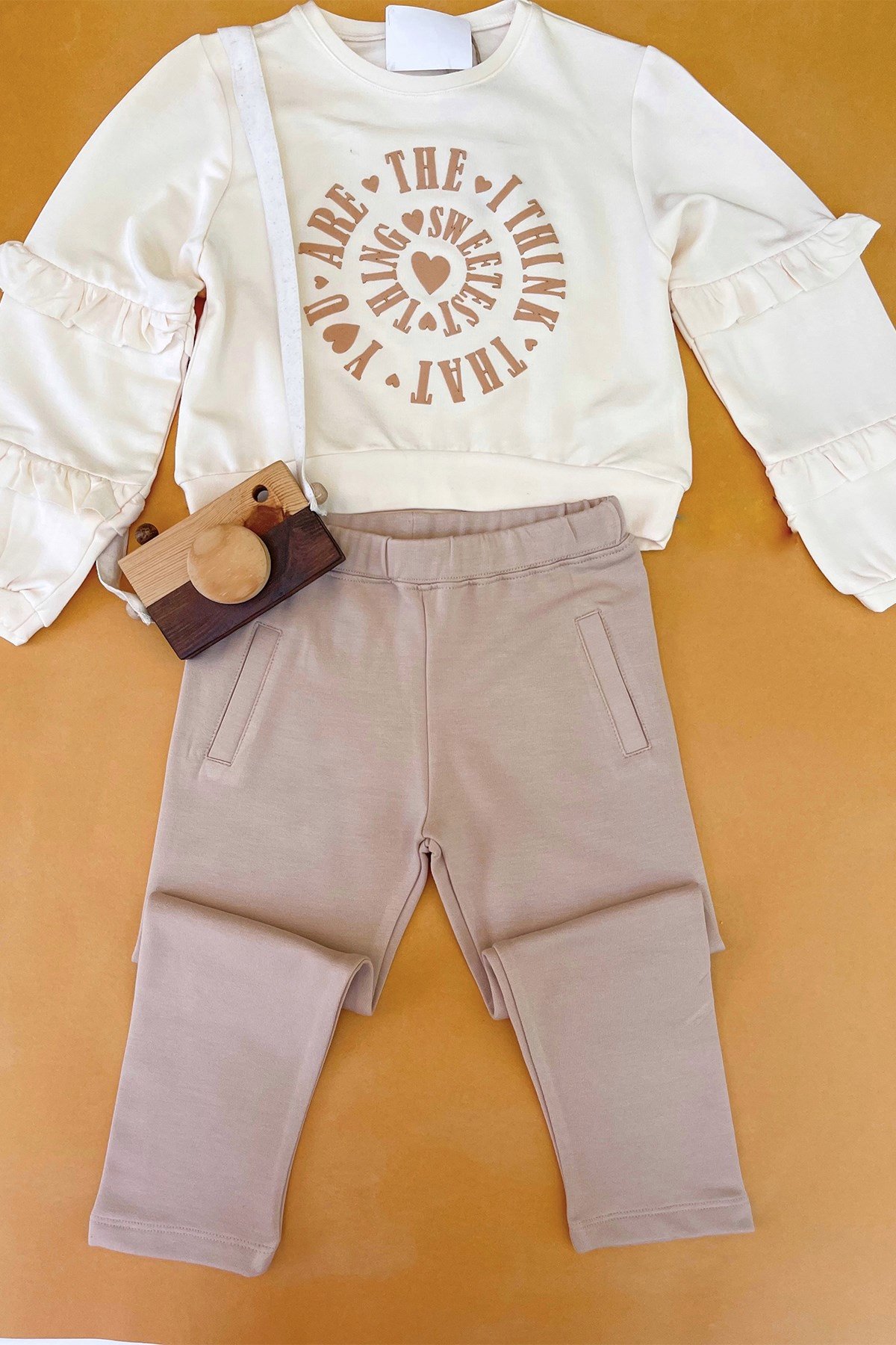 Kolları Fırfırlı Önü Baskılı Krem Rengi Takım