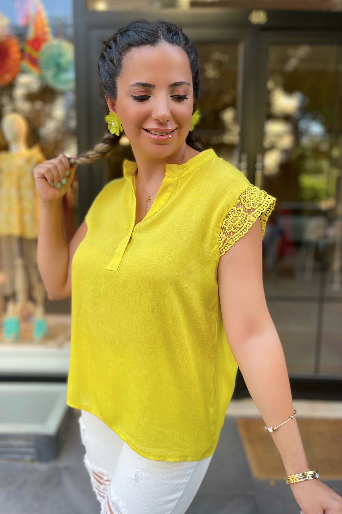 Kolları Güpür Detaylı Yağ Yeşili Bluz 