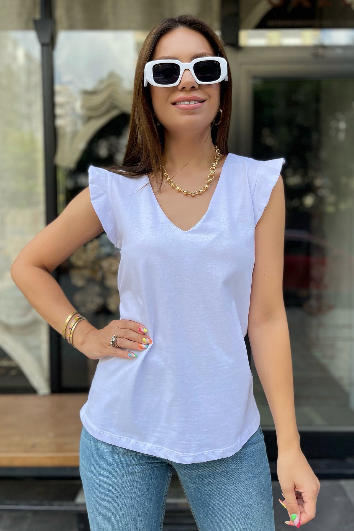 Kolları Volanlı V Yaka Beyaz Bluz 