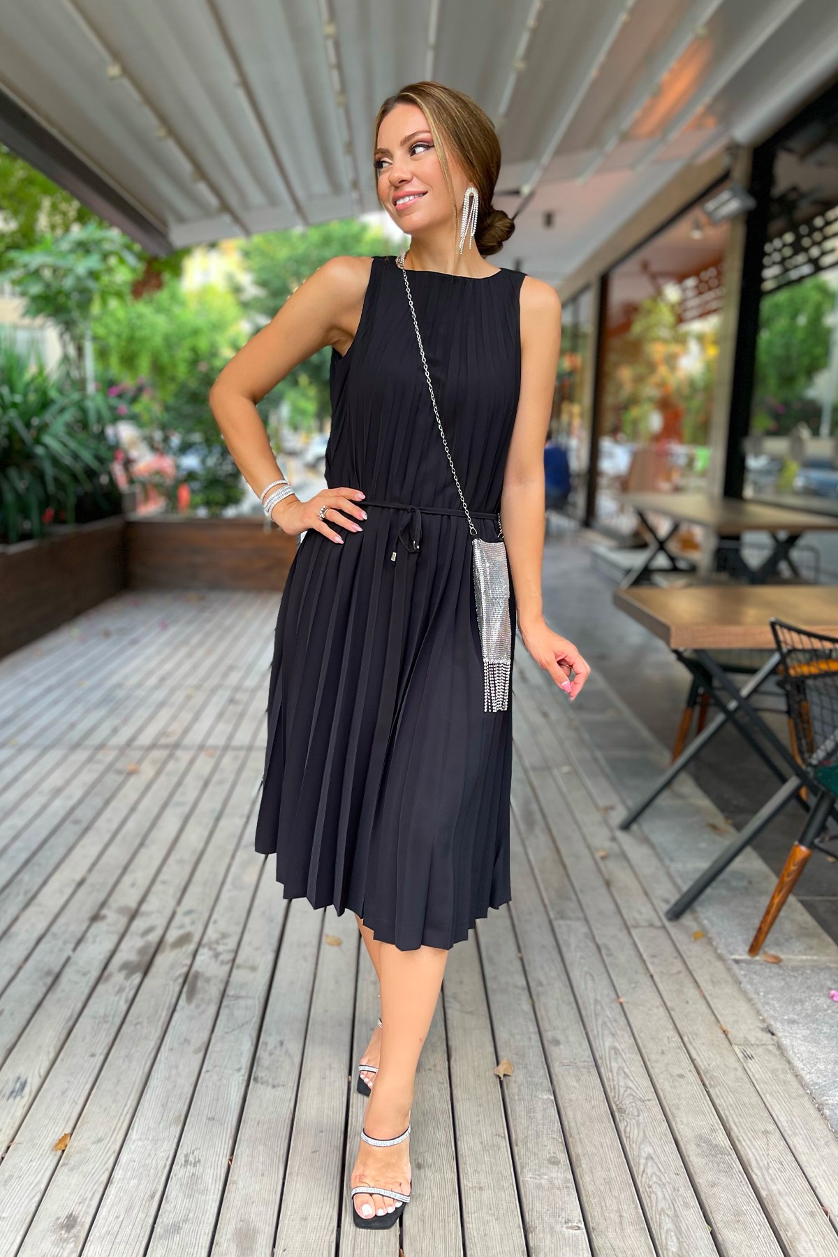 Kolsuz Pileli Siyah Elbise