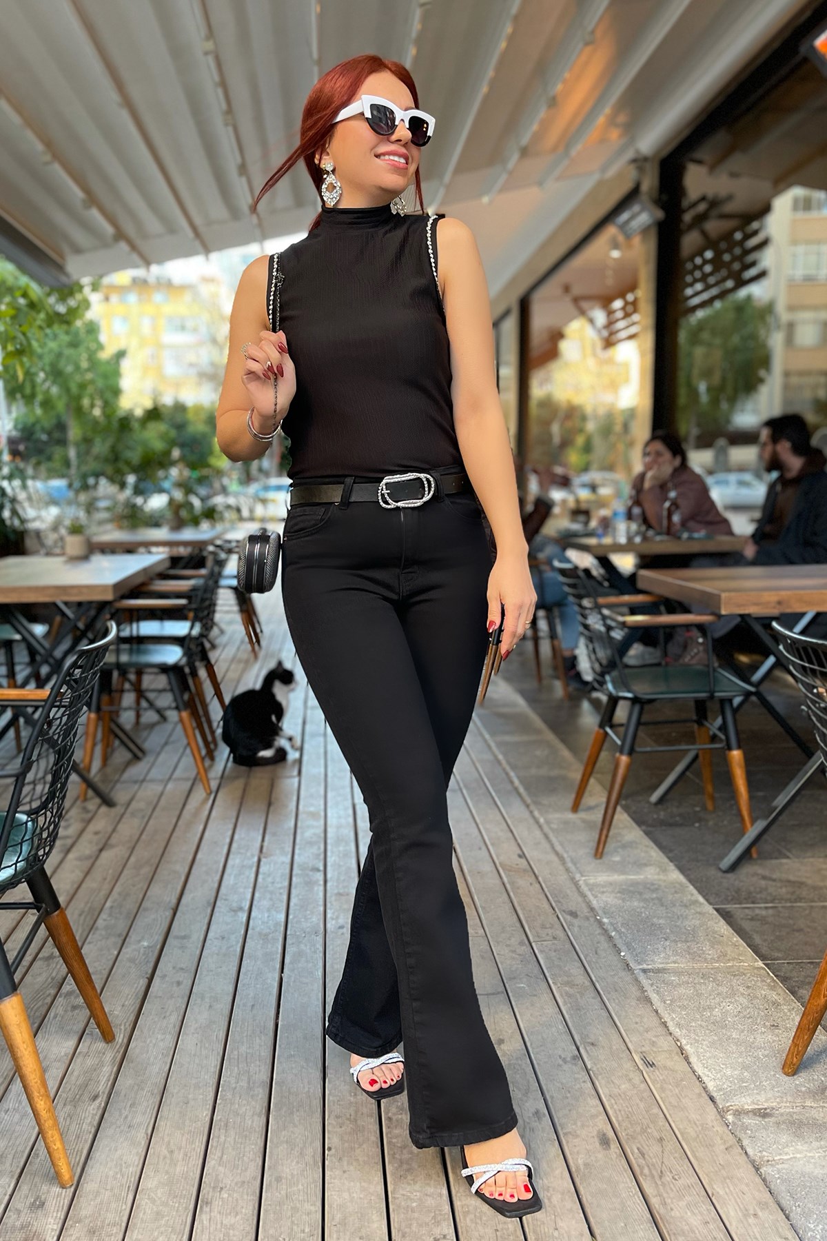 Kolsuz Taş Detaylı Siyah Bluz 