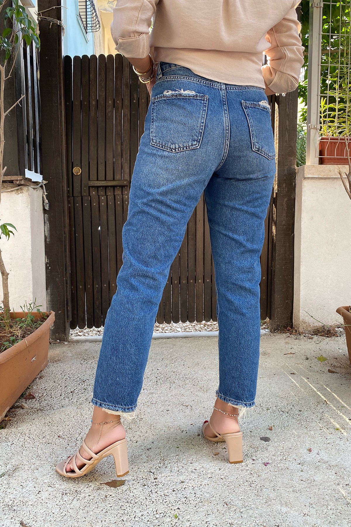 Koyu Renk  Yırtık Detay Mom Jean