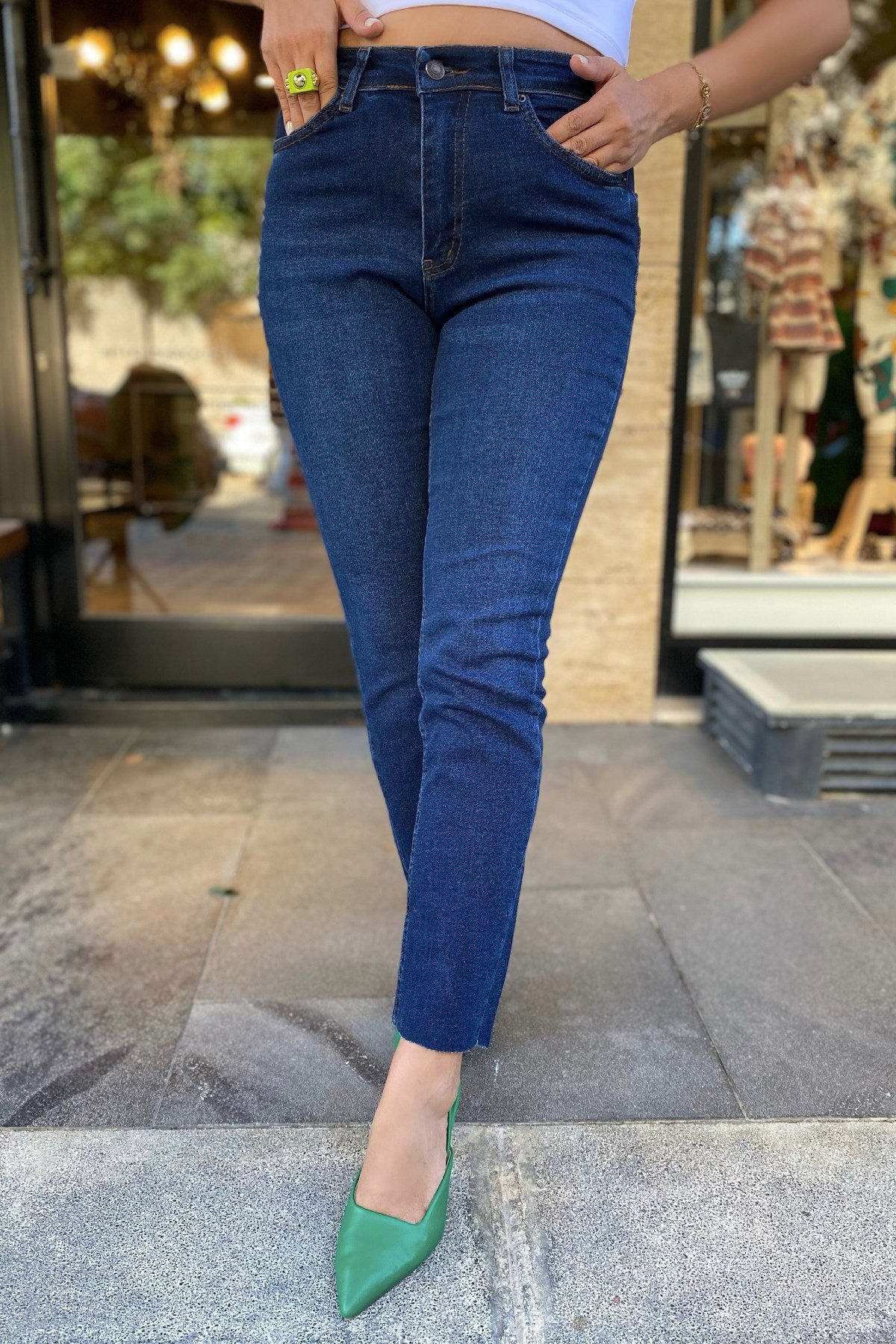 Koyu Renk Kesik Paça Kot Pantolon